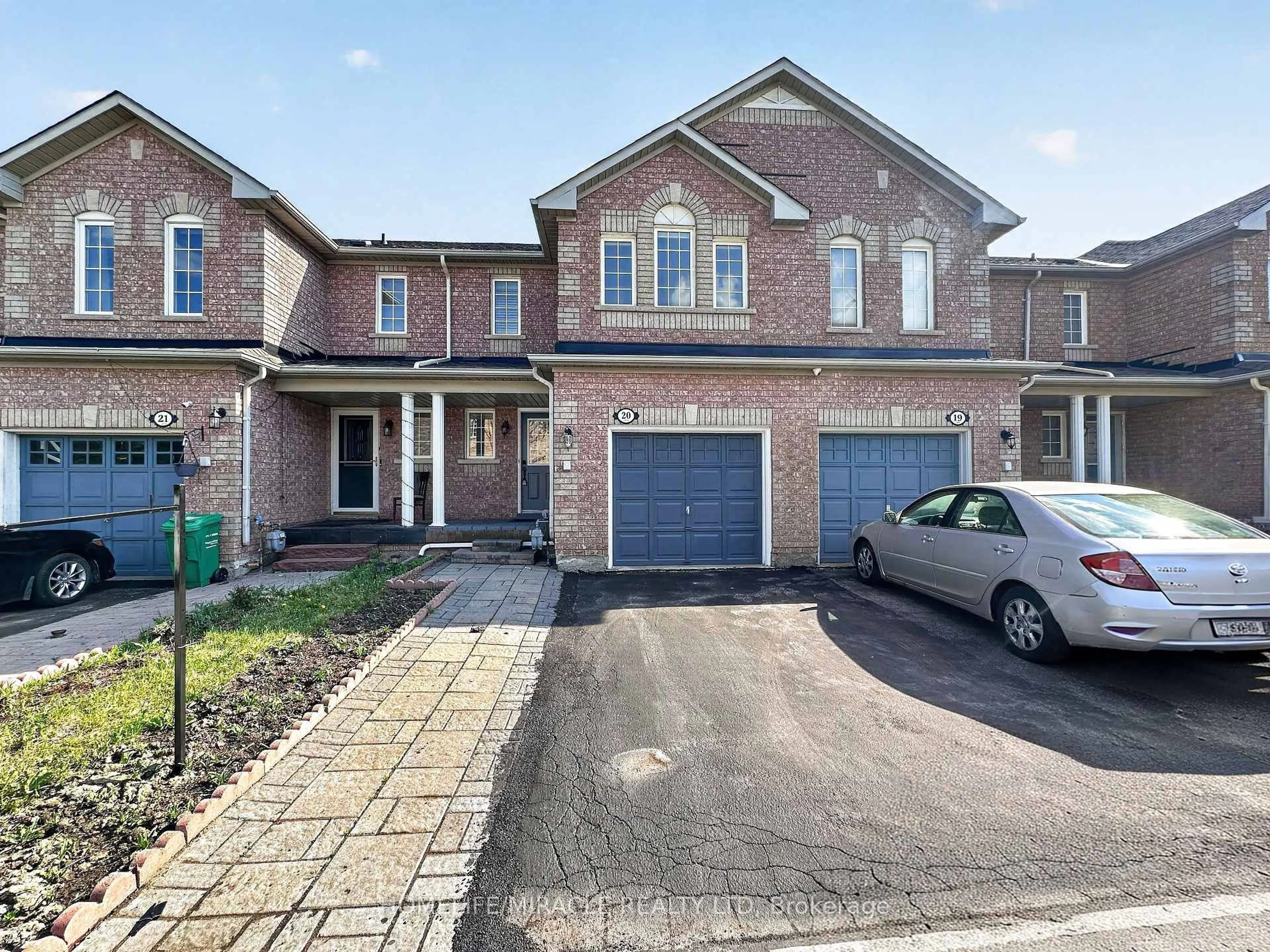 A pic from outside/outdoor area/front of a property/back of a property/a pic from drone, street for 21 Eastview Gate #20, Brampton Ontario L6P 1P6