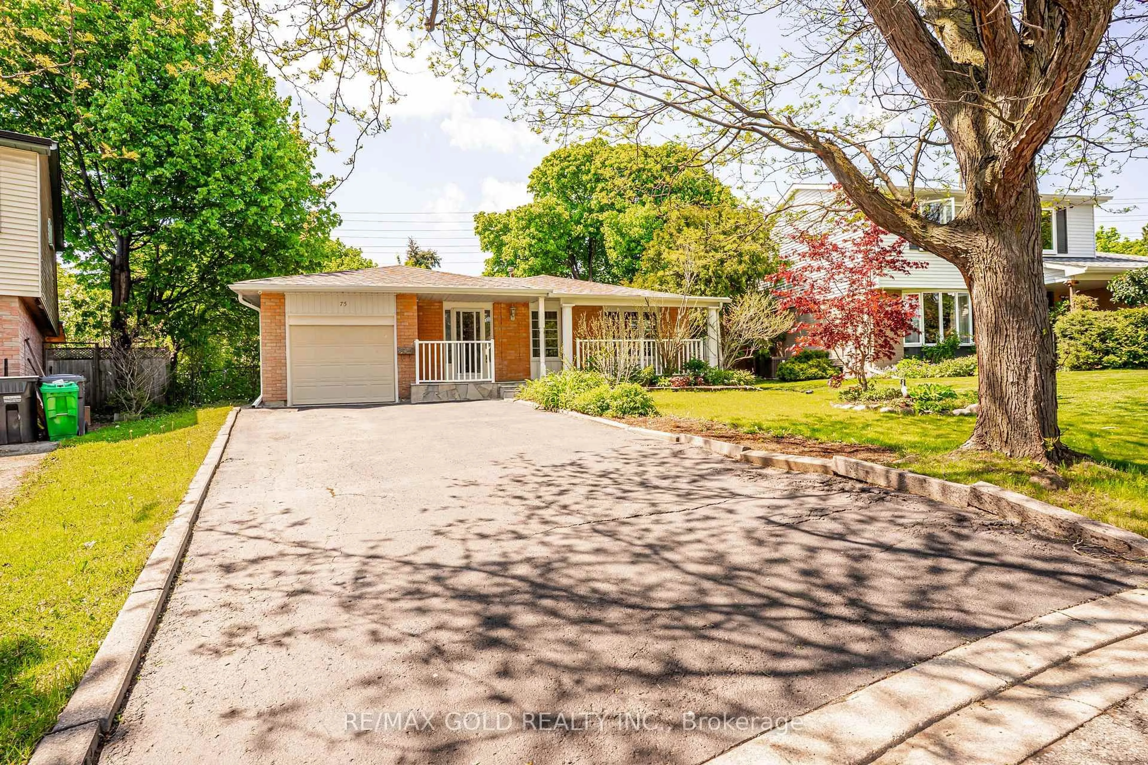 A pic from outside/outdoor area/front of a property/back of a property/a pic from drone, street for 75 Mancroft Cres, Brampton Ontario L6S 2V2