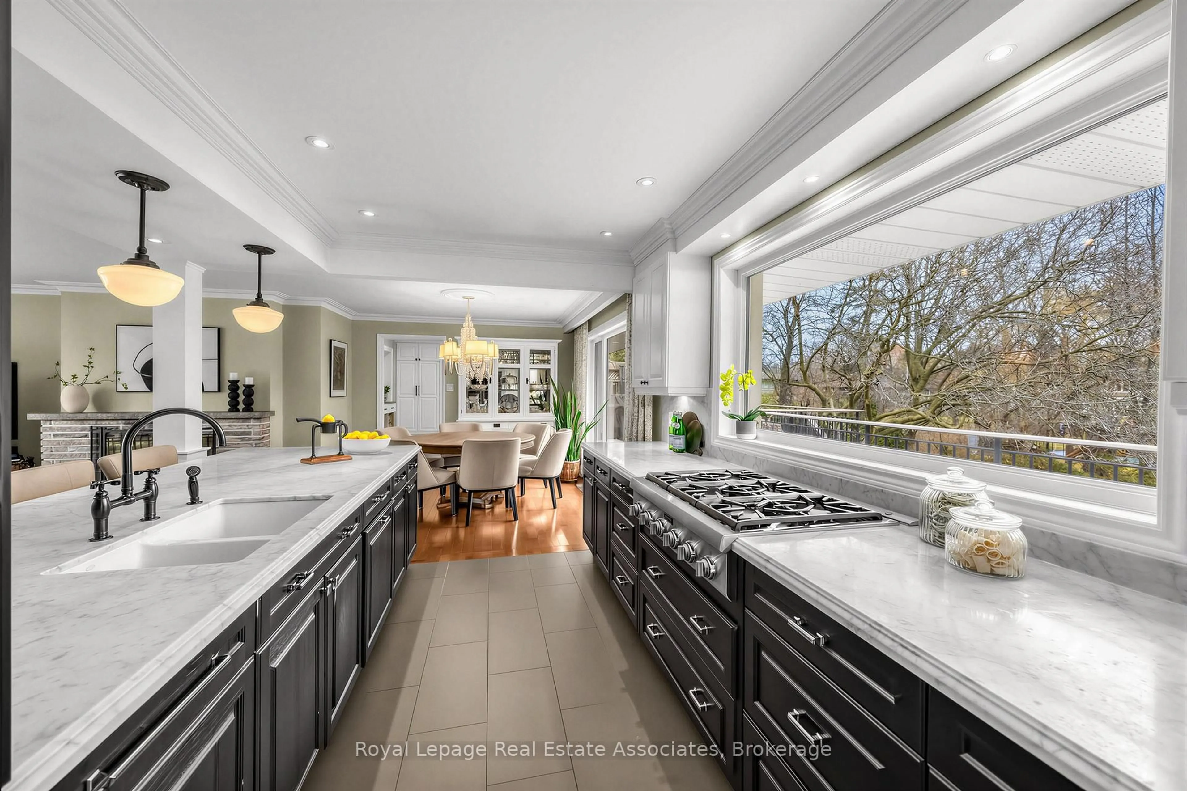 Open concept kitchen, ceramic/tile floor for 1561 Pinetree Cres, Mississauga Ontario L5G 2S9
