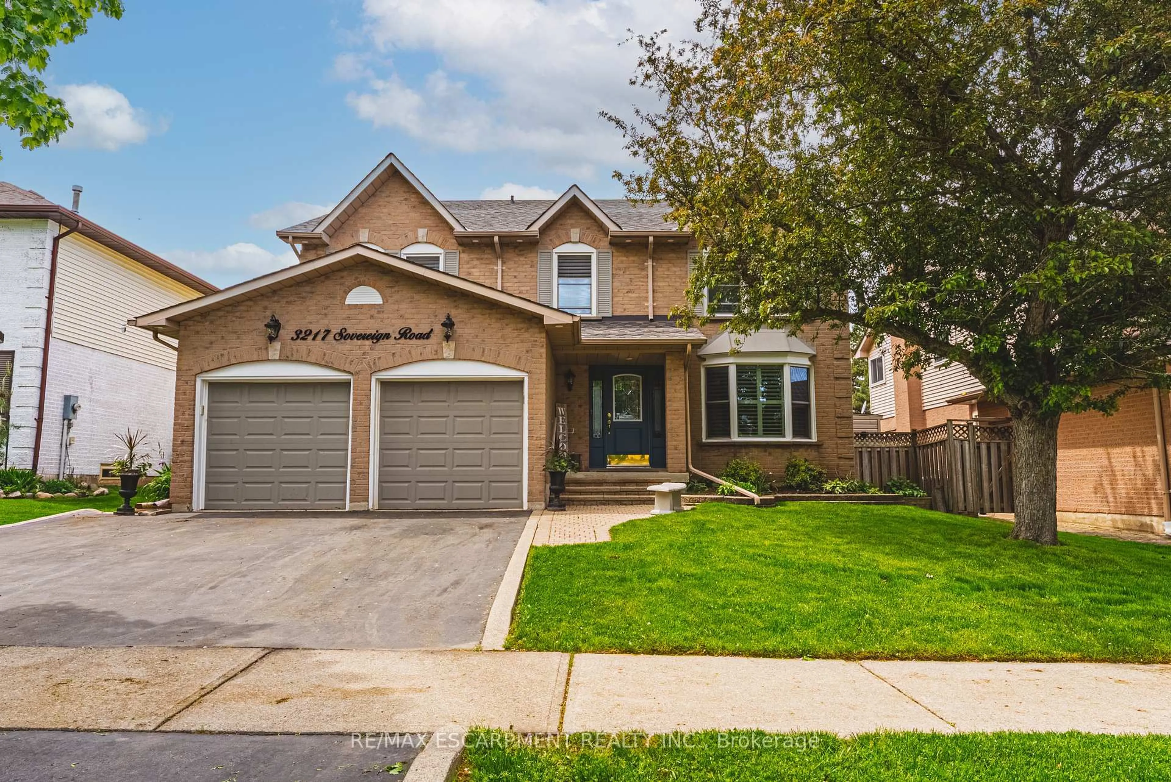 Home with brick exterior material, street for 3217 Sovereign Rd, Burlington Ontario L7M 2V7
