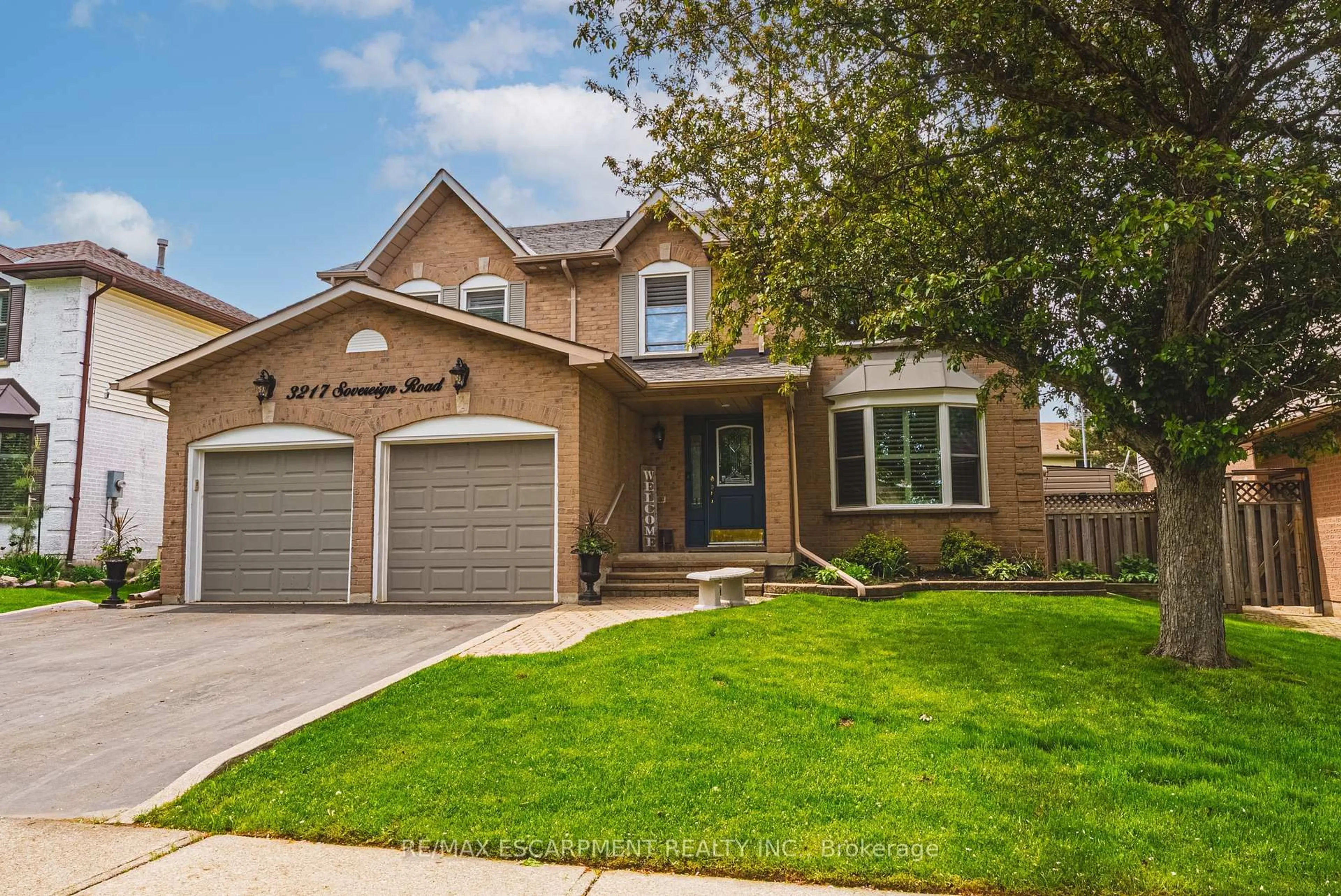 Home with brick exterior material, street for 3217 Sovereign Rd, Burlington Ontario L7M 2V7