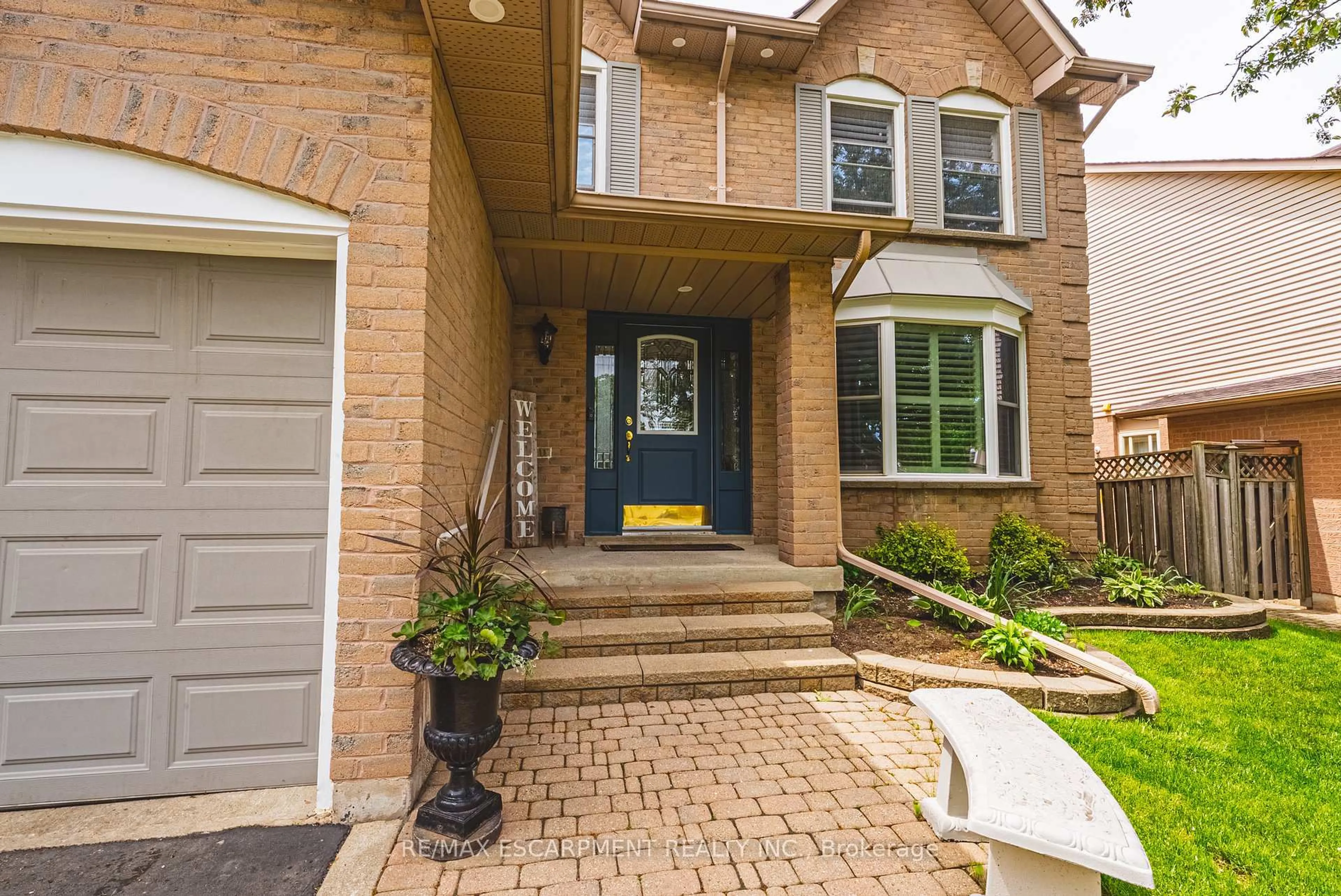 Home with brick exterior material, street for 3217 Sovereign Rd, Burlington Ontario L7M 2V7