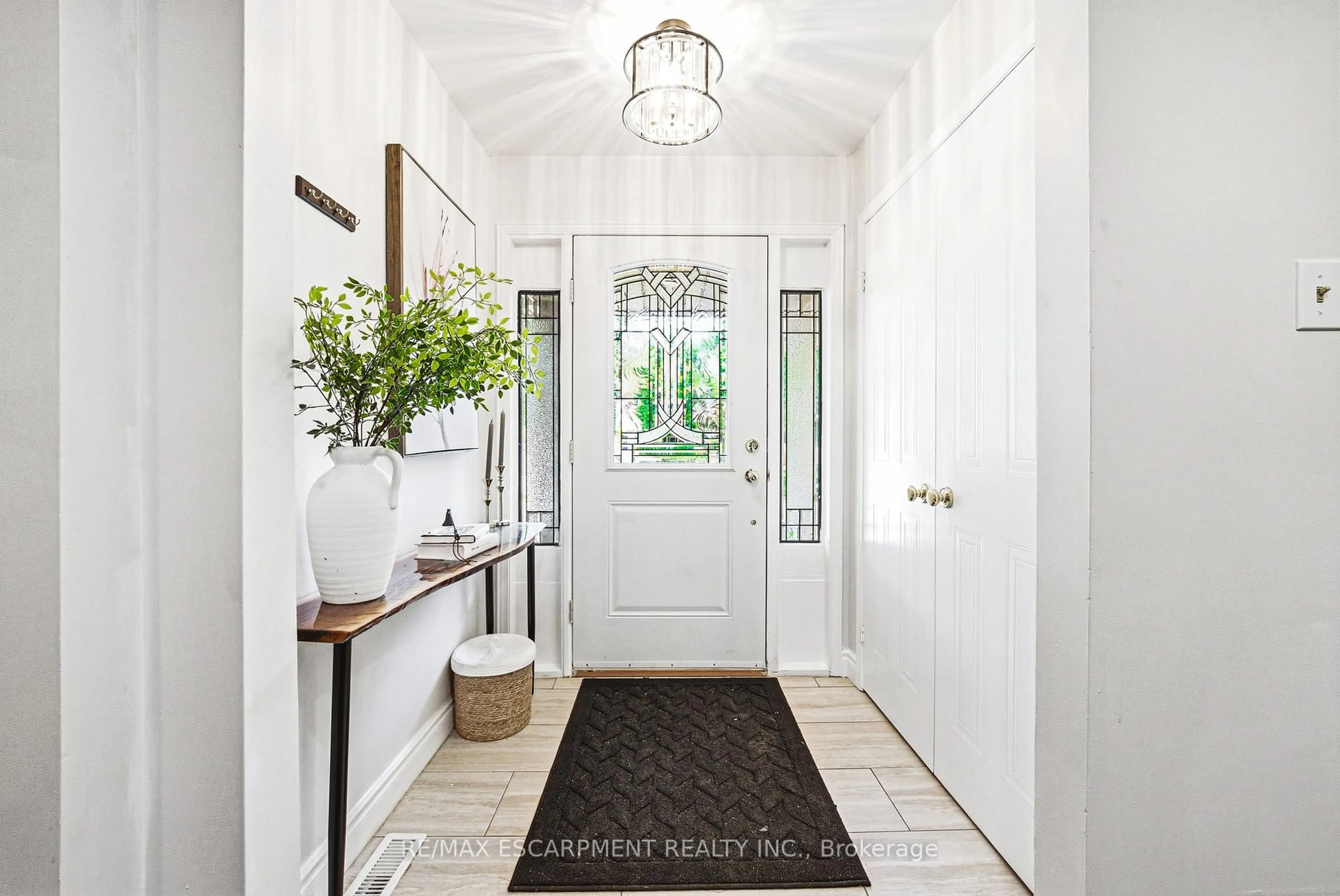 Indoor entryway for 3217 Sovereign Rd, Burlington Ontario L7M 2V7