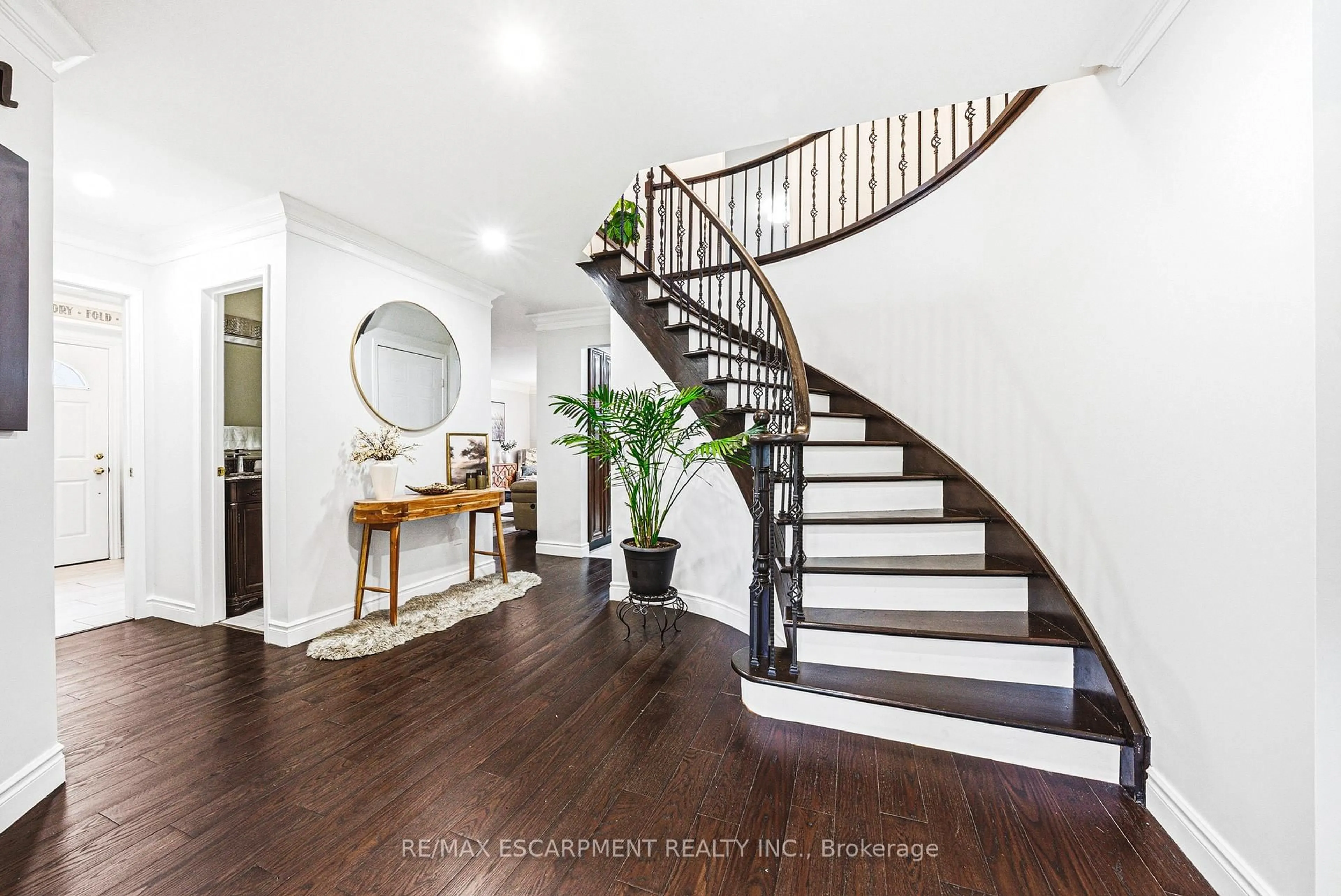 Indoor entryway for 3217 Sovereign Rd, Burlington Ontario L7M 2V7