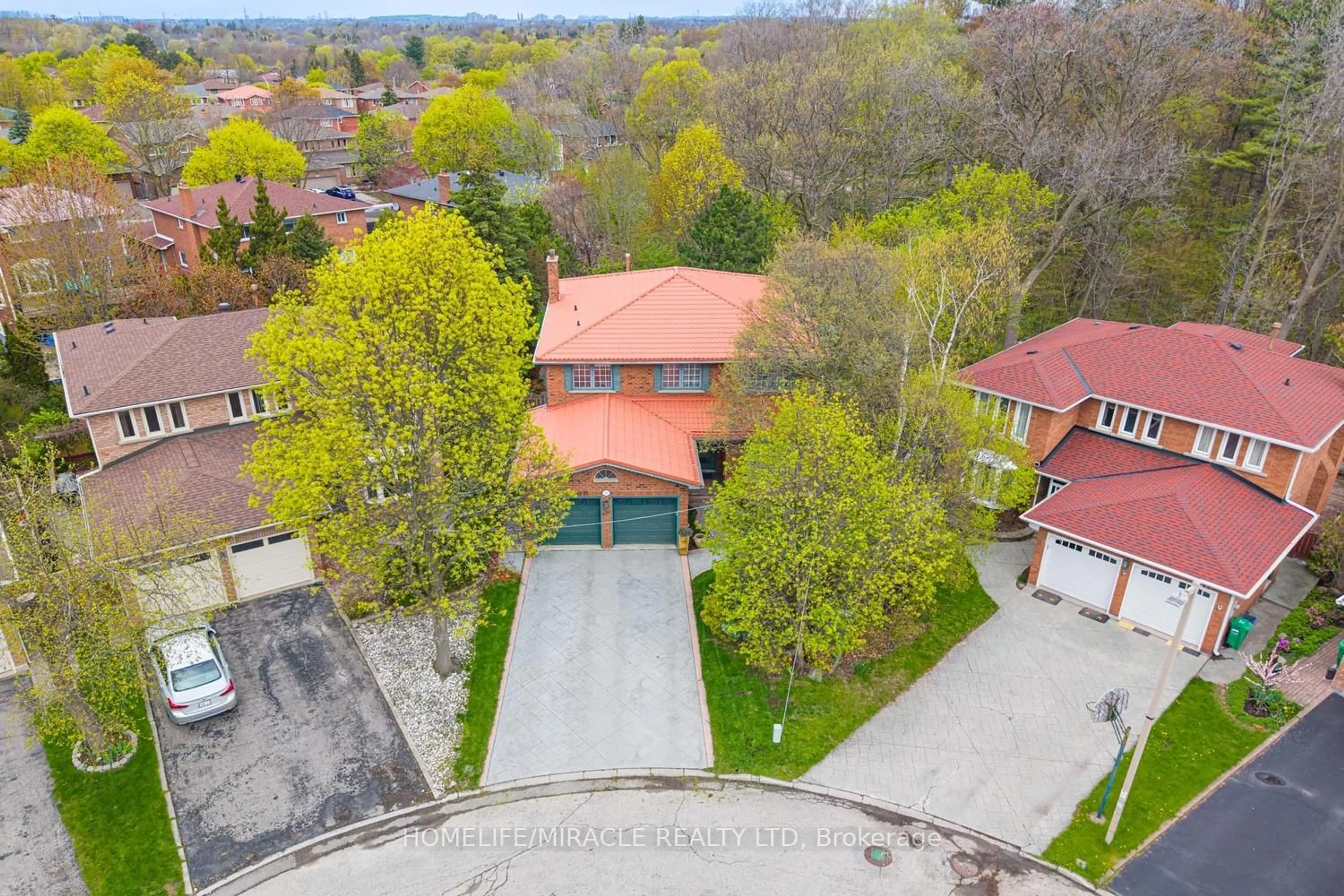 A pic from outside/outdoor area/front of a property/back of a property/a pic from drone, street for 2023 Jacamar Crt, Mississauga Ontario L5L 3P7