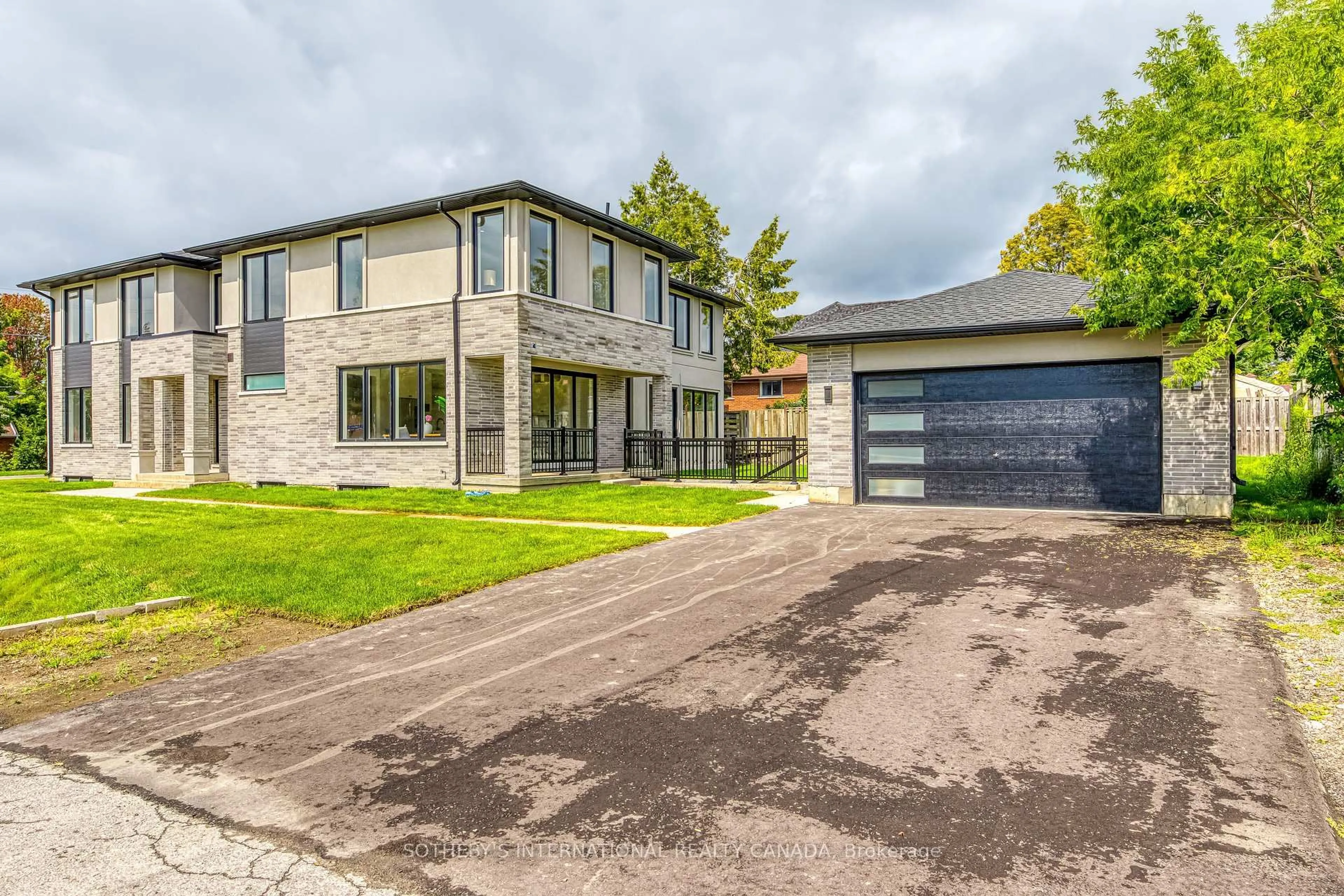 Home with brick exterior material, street for 797 First St, Mississauga Ontario L5E 1A3