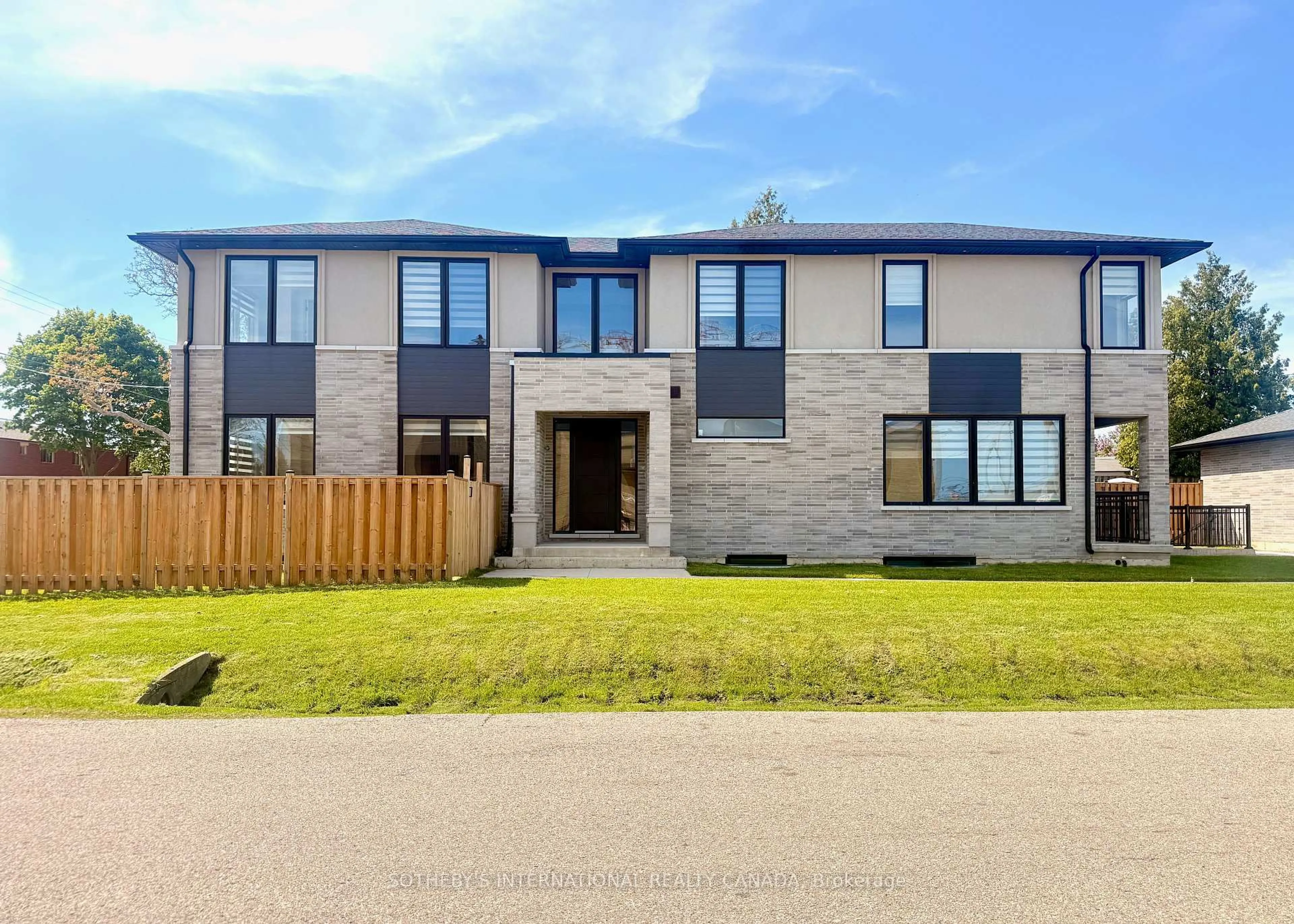 Home with brick exterior material, unknown for 797 First St, Mississauga Ontario L5E 1A3