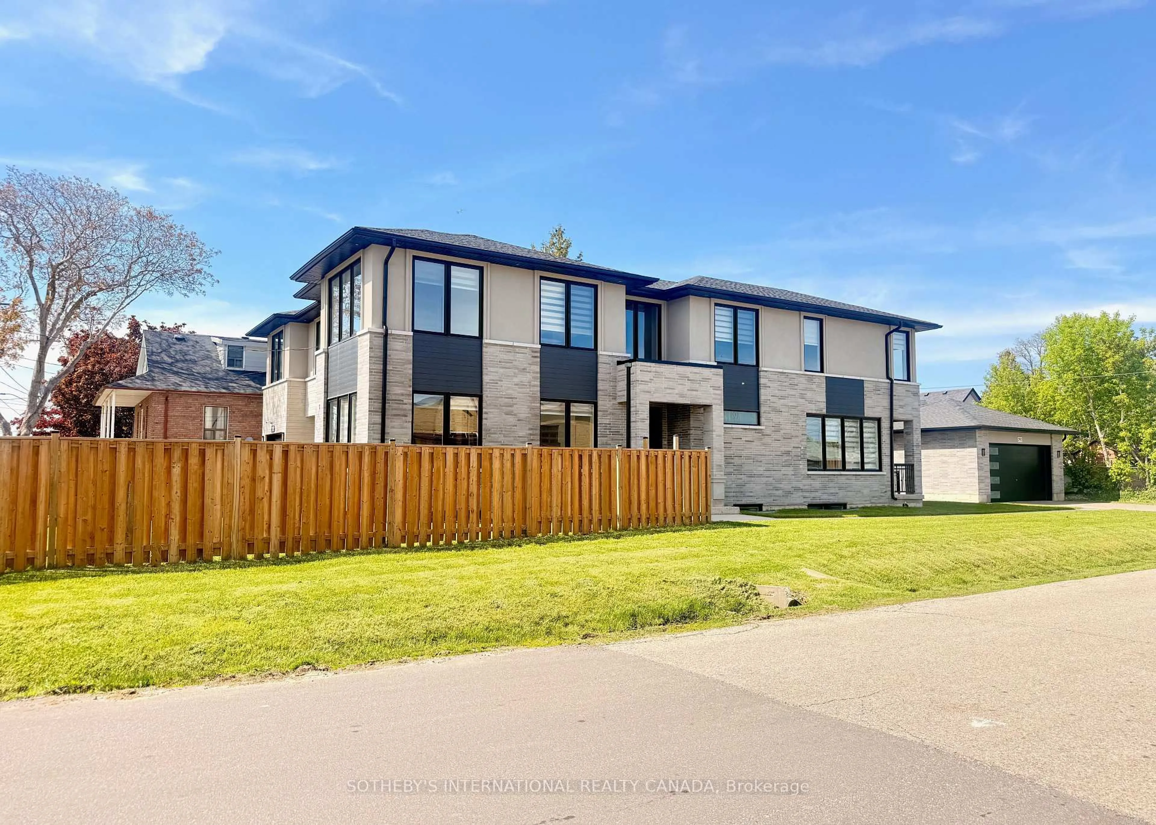 A pic from outside/outdoor area/front of a property/back of a property/a pic from drone, street for 797 First St, Mississauga Ontario L5E 1A3