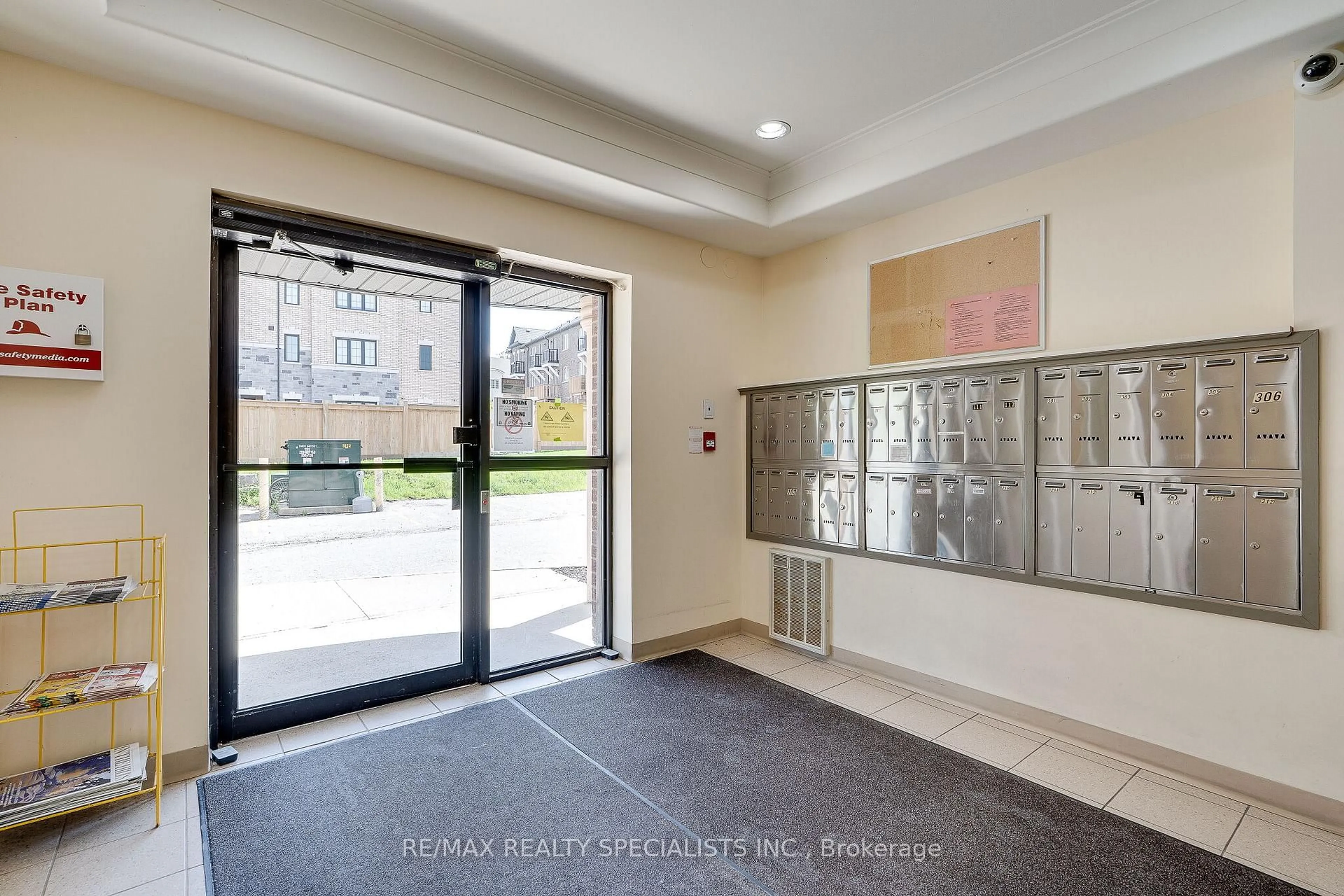 Indoor foyer for 70 First St #205, Orangeville Ontario L9W 2E5