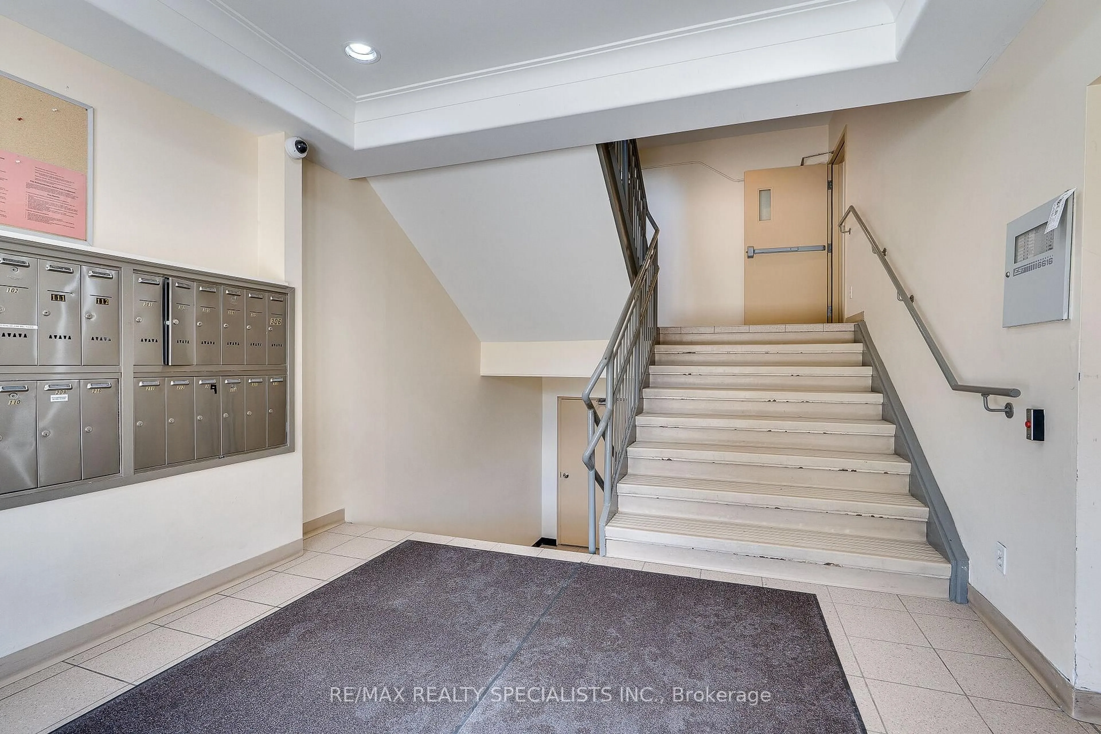 Indoor foyer for 70 First St #205, Orangeville Ontario L9W 2E5