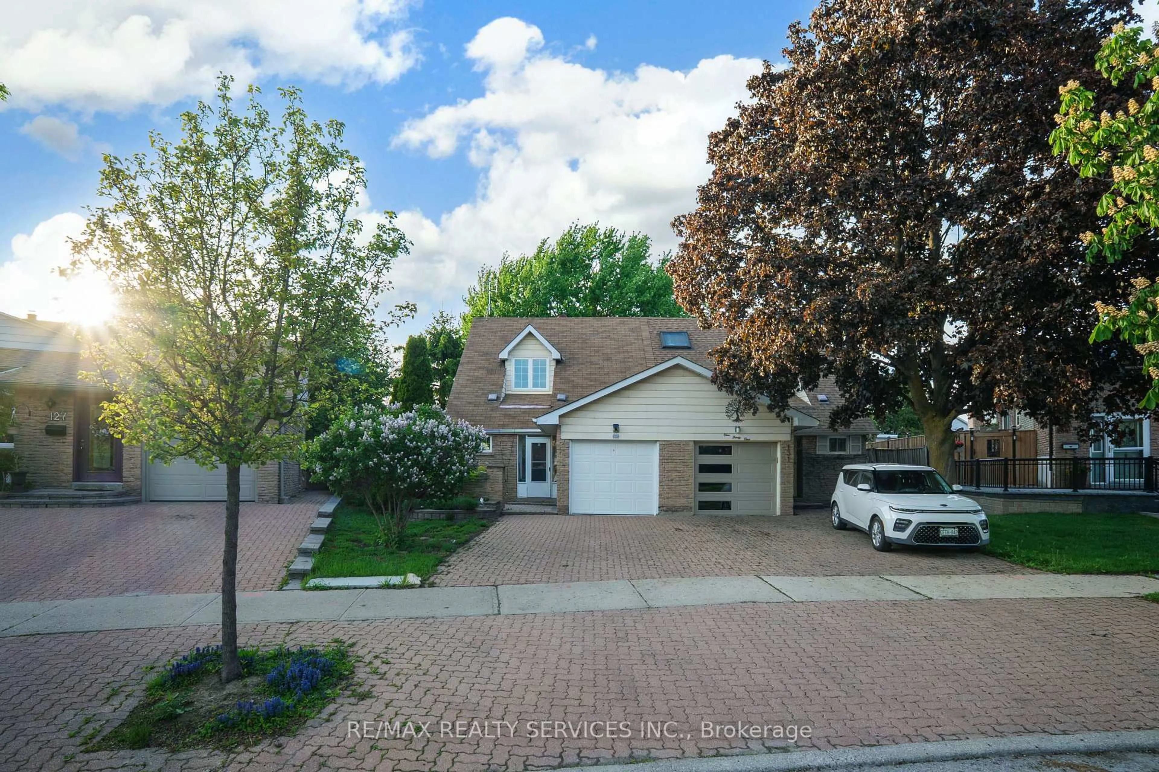 A pic from outside/outdoor area/front of a property/back of a property/a pic from drone, street for 129 Salisbury Circ, Brampton Ontario L6V 2Z4