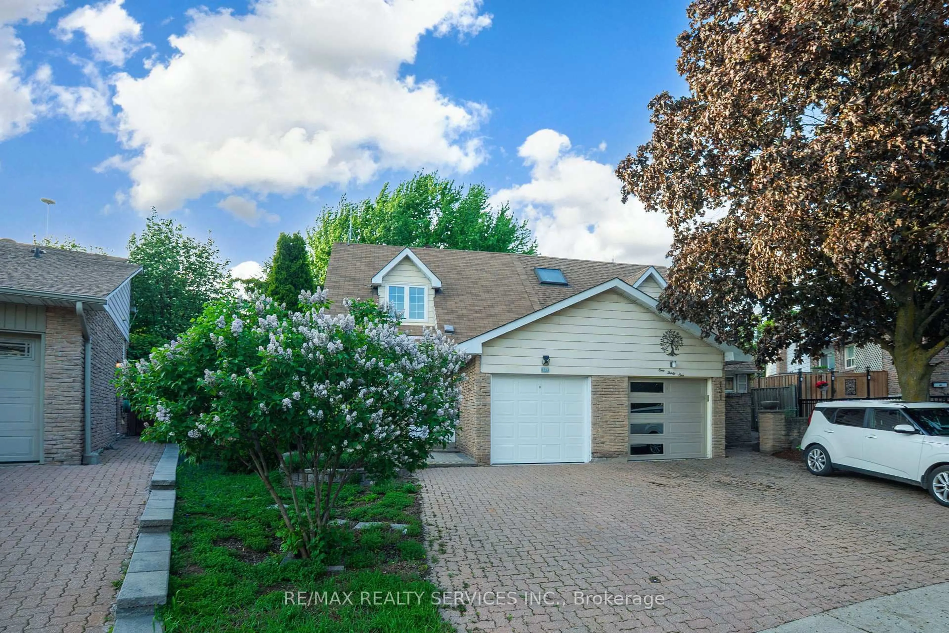 A pic from outside/outdoor area/front of a property/back of a property/a pic from drone, street for 129 Salisbury Circ, Brampton Ontario L6V 2Z4