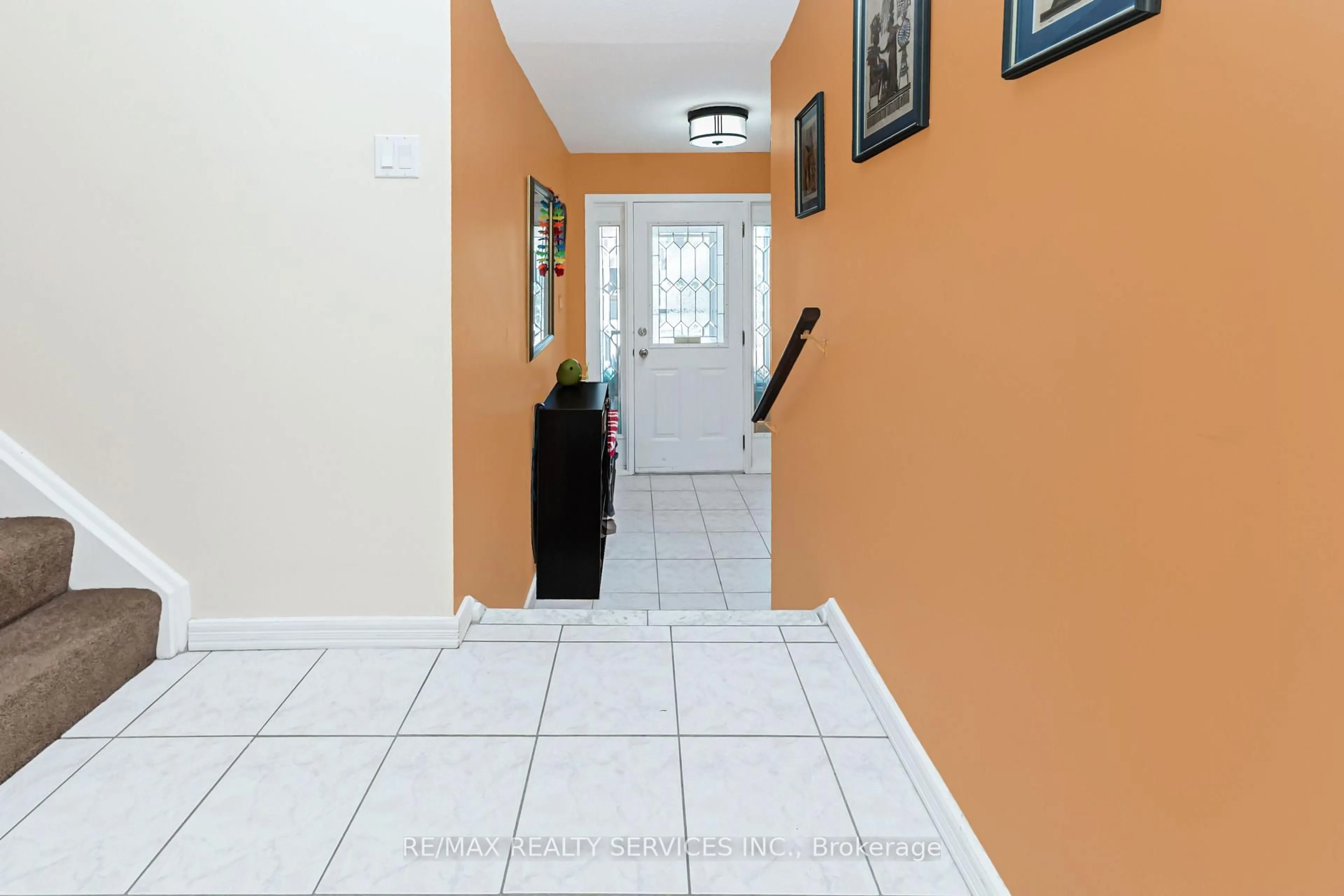 Indoor entryway for 129 Salisbury Circ, Brampton Ontario L6V 2Z4