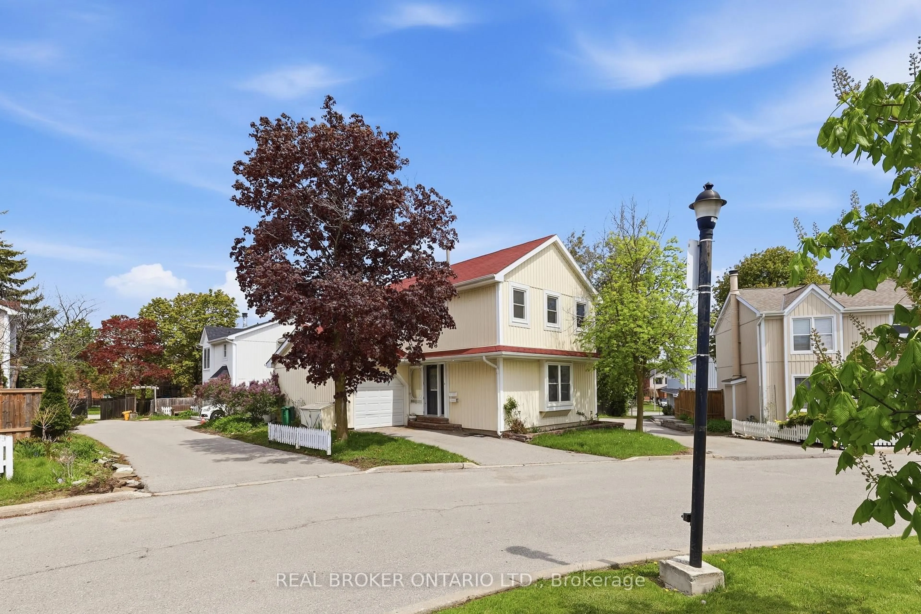A pic from outside/outdoor area/front of a property/back of a property/a pic from drone, street for 22 Bent Oak Circ #22, Mississauga Ontario L5N 4J2