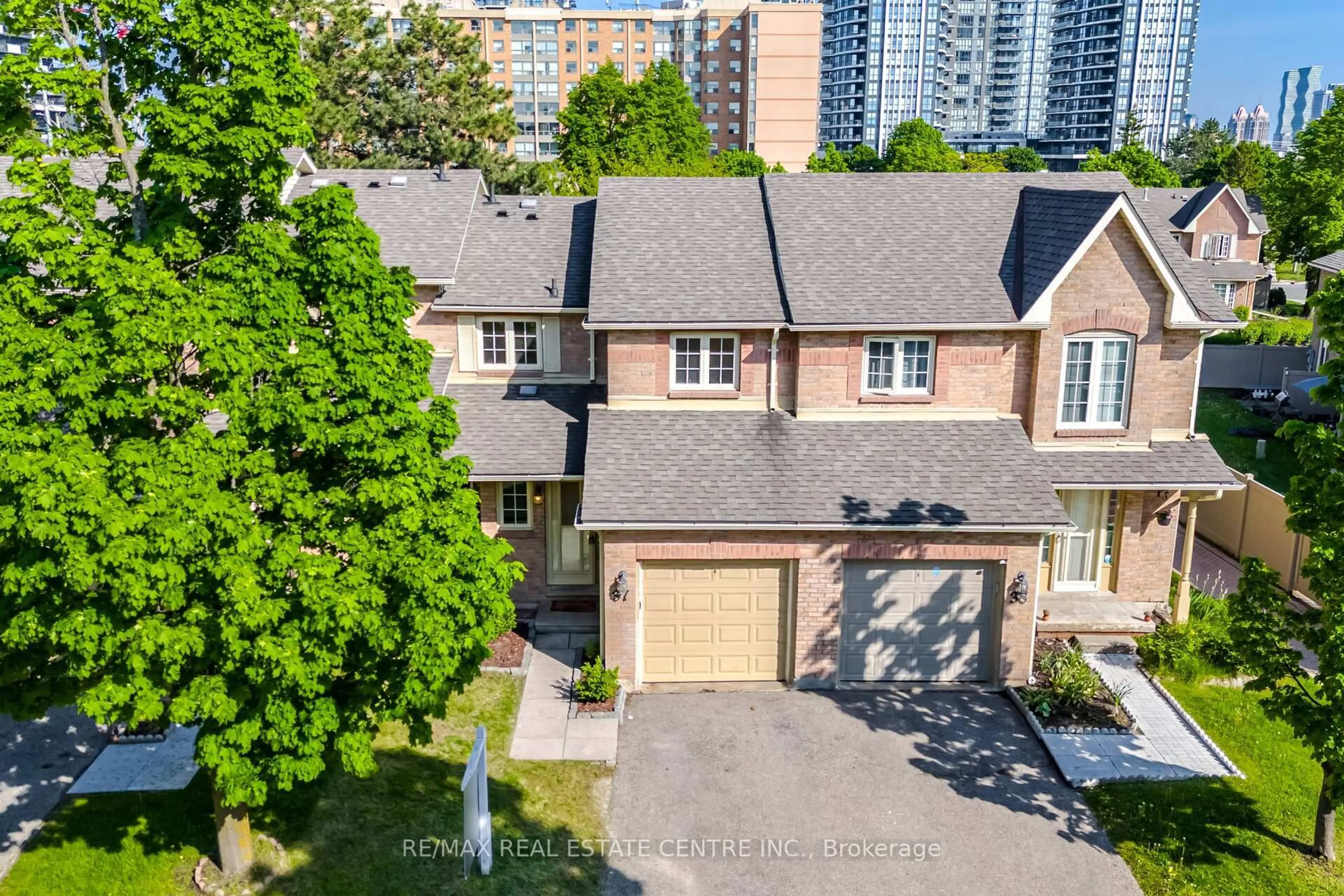 A pic from outside/outdoor area/front of a property/back of a property/a pic from drone, street for 35 Ceremonial Dr #37, Mississauga Ontario L5R 3G6