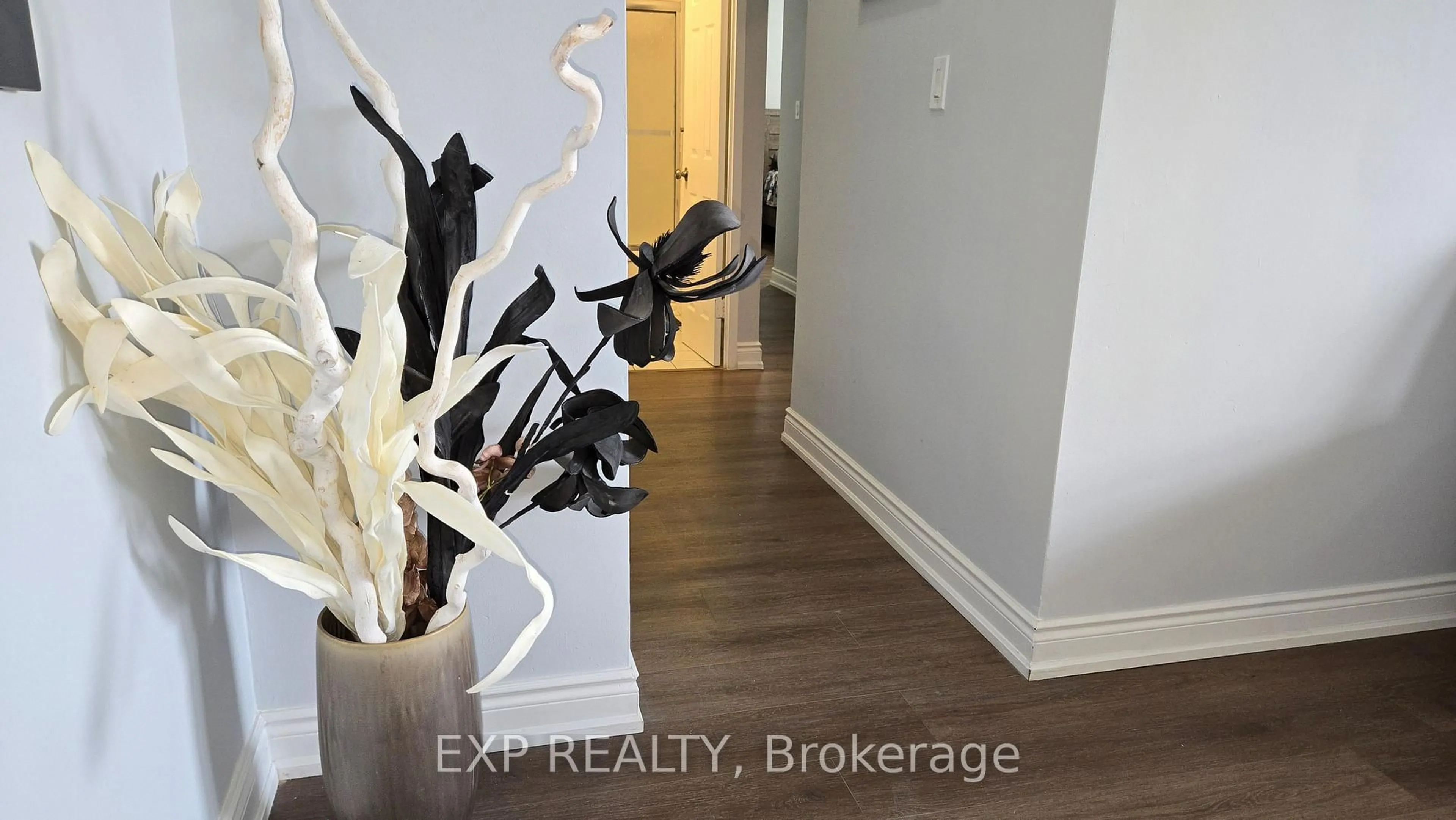 Indoor entryway for 2485 Woking Cres #508, Mississauga Ontario L5K 1Z6
