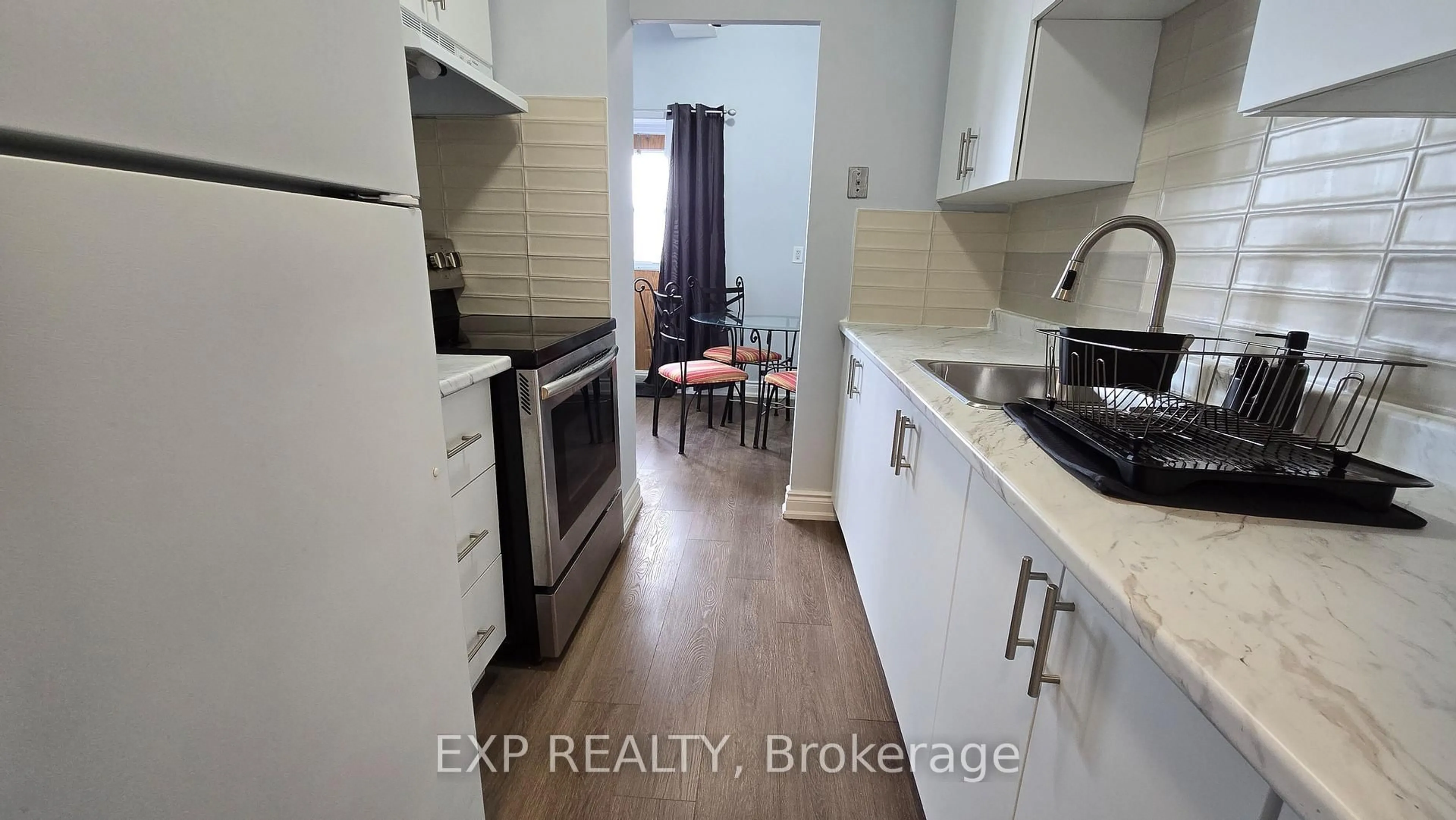 Standard kitchen, wood/laminate floor for 2485 Woking Cres #508, Mississauga Ontario L5K 1Z6