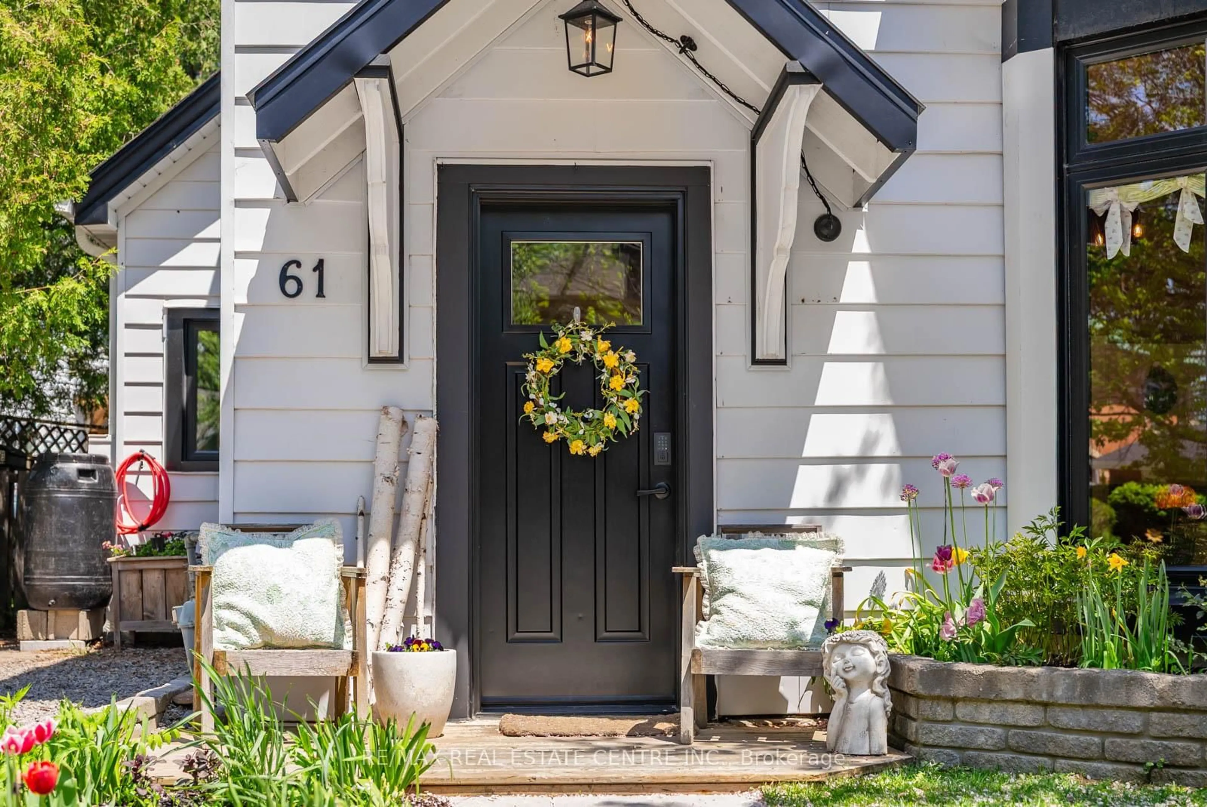Indoor entryway for 61 Mill St, Orangeville Ontario L9W 2M6