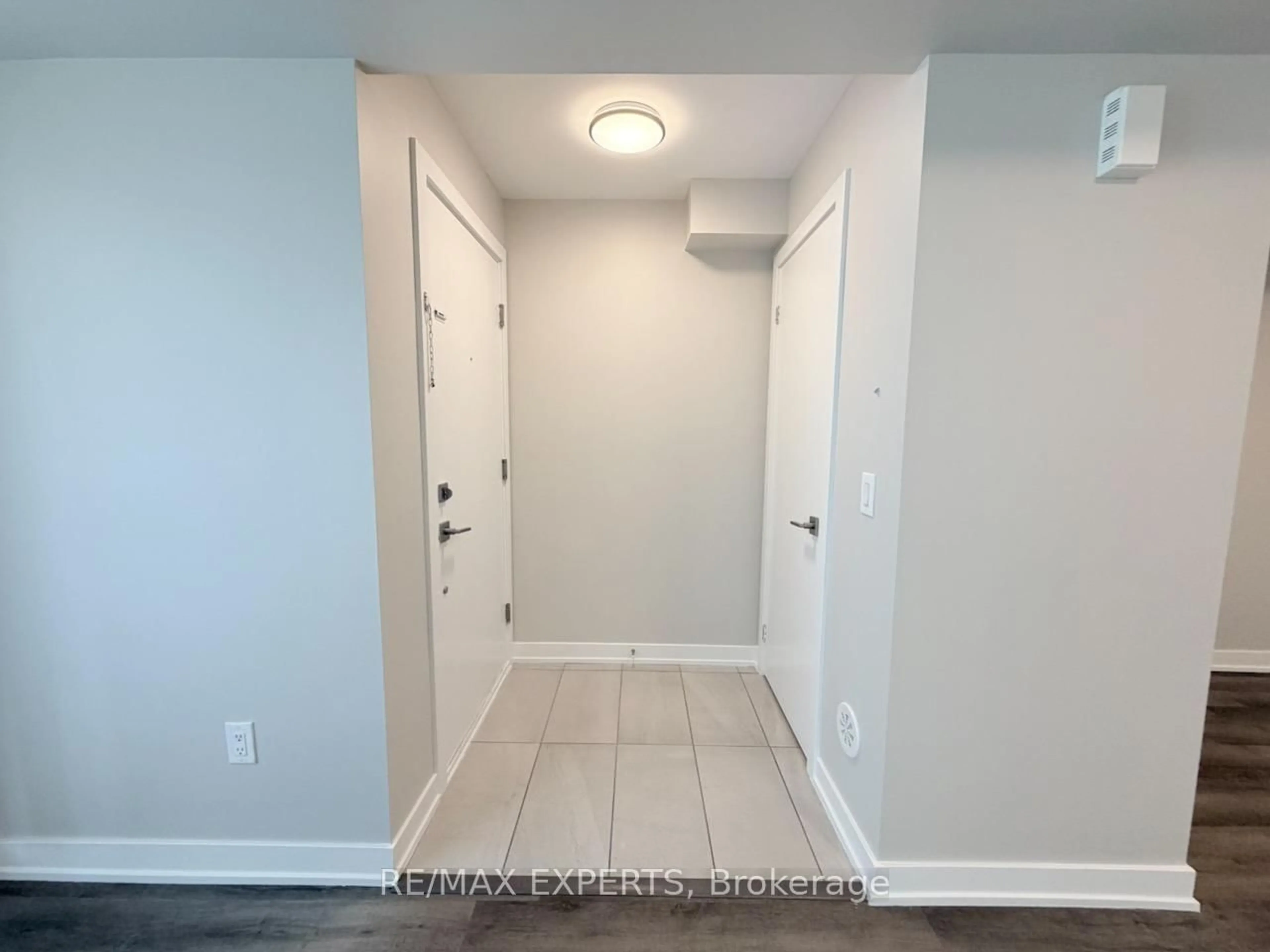 Indoor entryway for 175 Veterans Dr 9 Dr, Brampton Ontario L7A 5L2