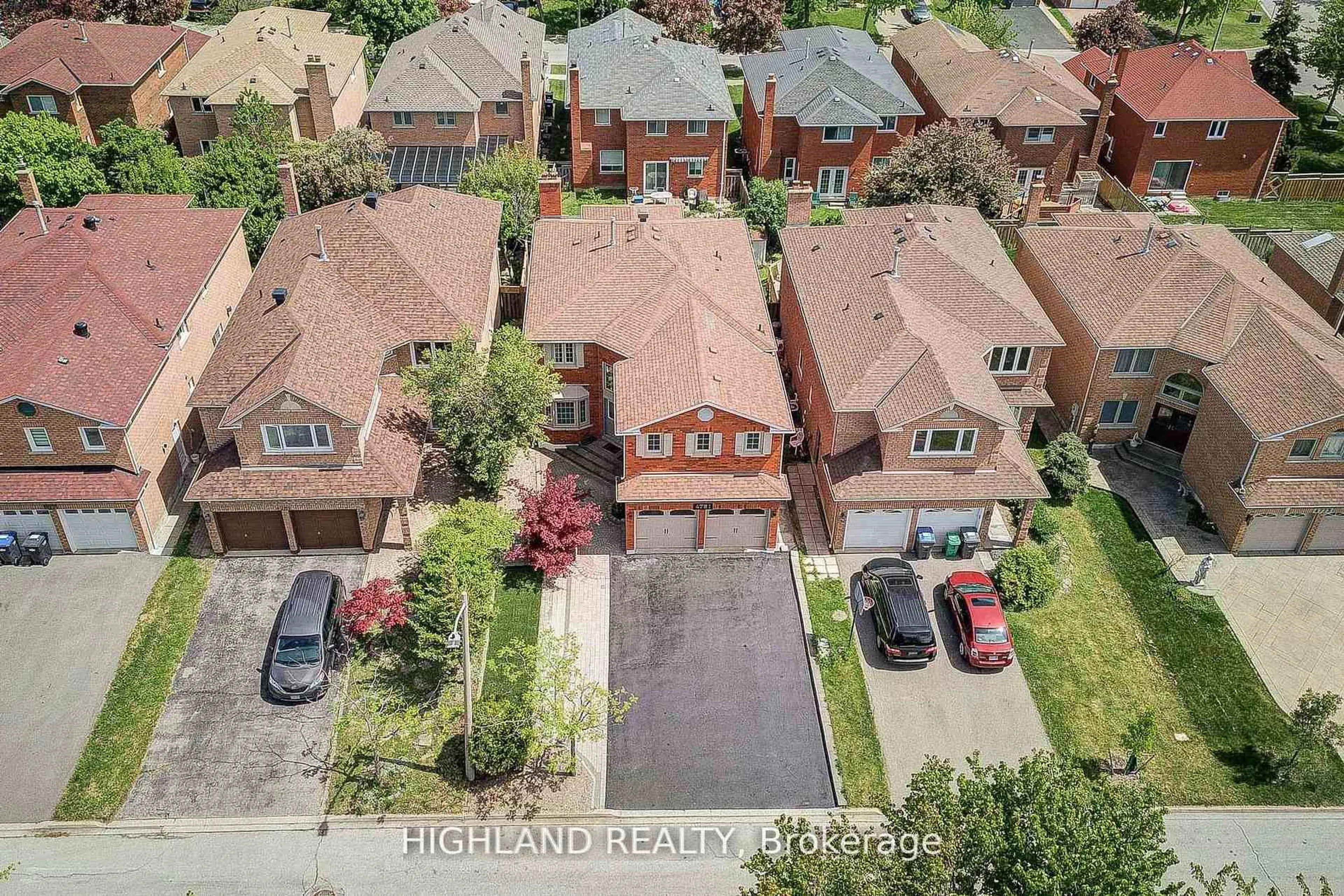 A pic from outside/outdoor area/front of a property/back of a property/a pic from drone, street for 4781 Crystal Rose Dr, Mississauga Ontario L5V 1G9