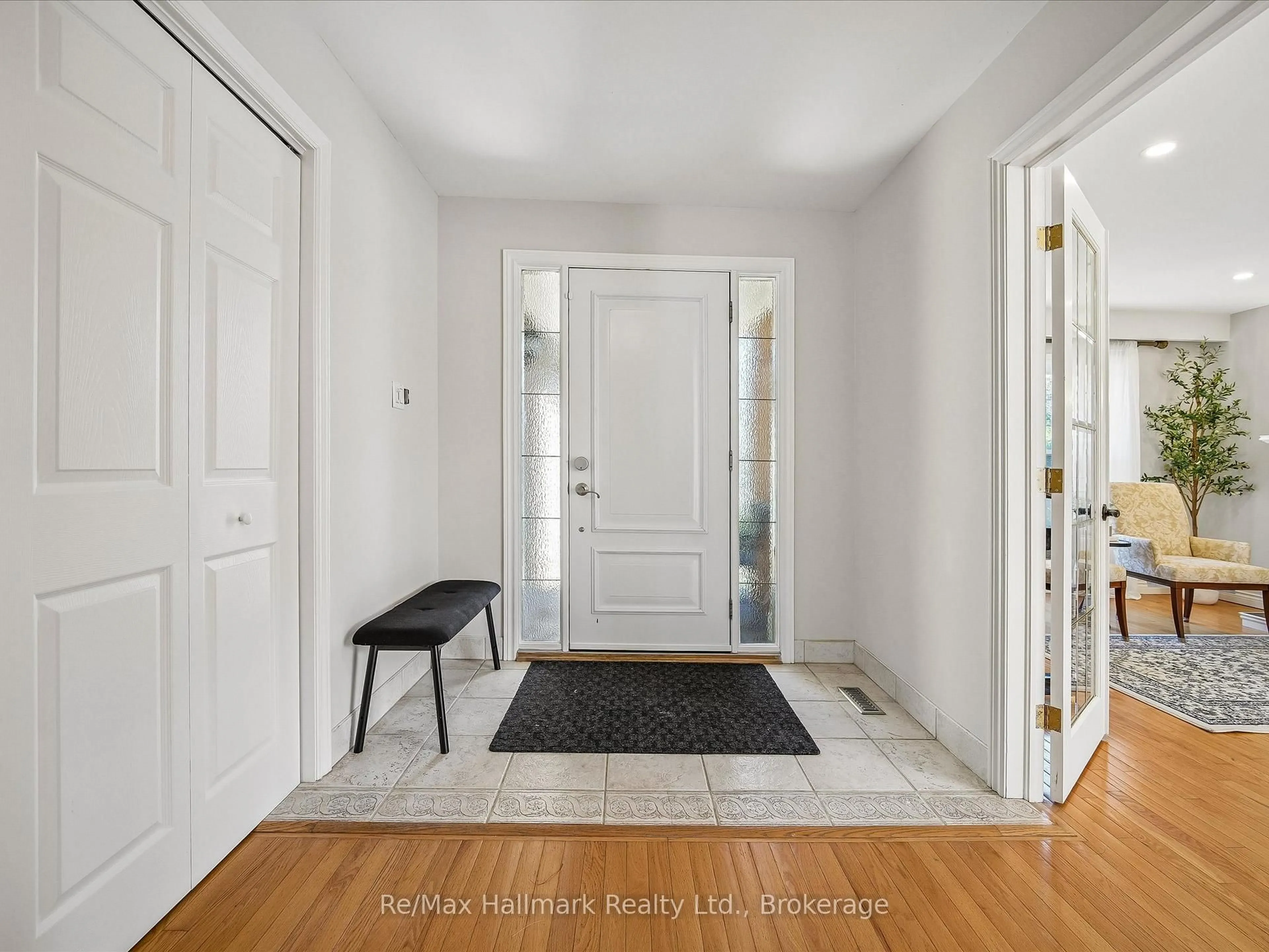 Indoor entryway for 2103 Constance Dr, Oakville Ontario L6J 5V1