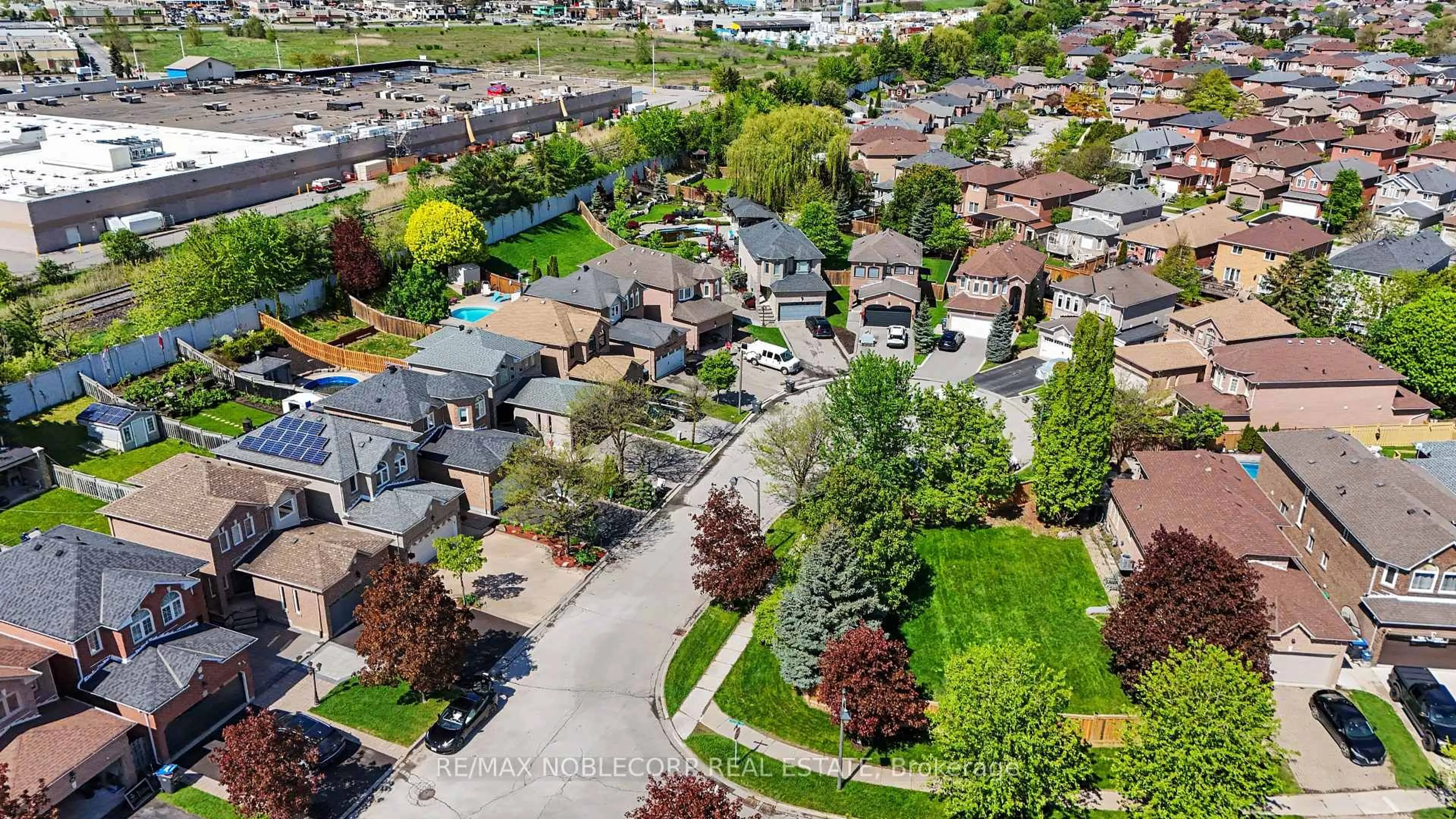 A pic from outside/outdoor area/front of a property/back of a property/a pic from drone, street for 12 Waterbury St, Caledon Ontario L7E 1X2