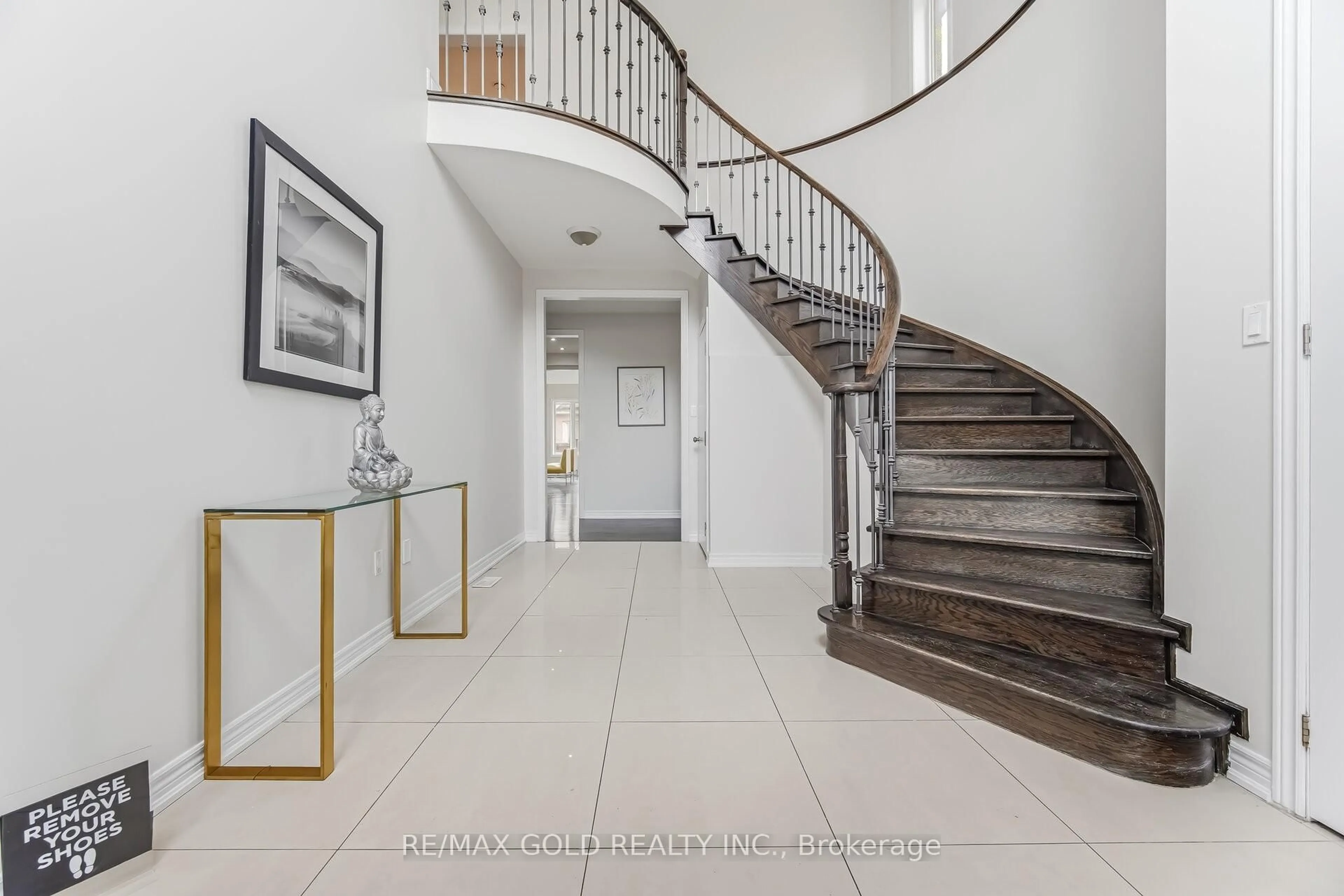 Indoor foyer for 15 Junetown Circ, Brampton Ontario L6X 0X7
