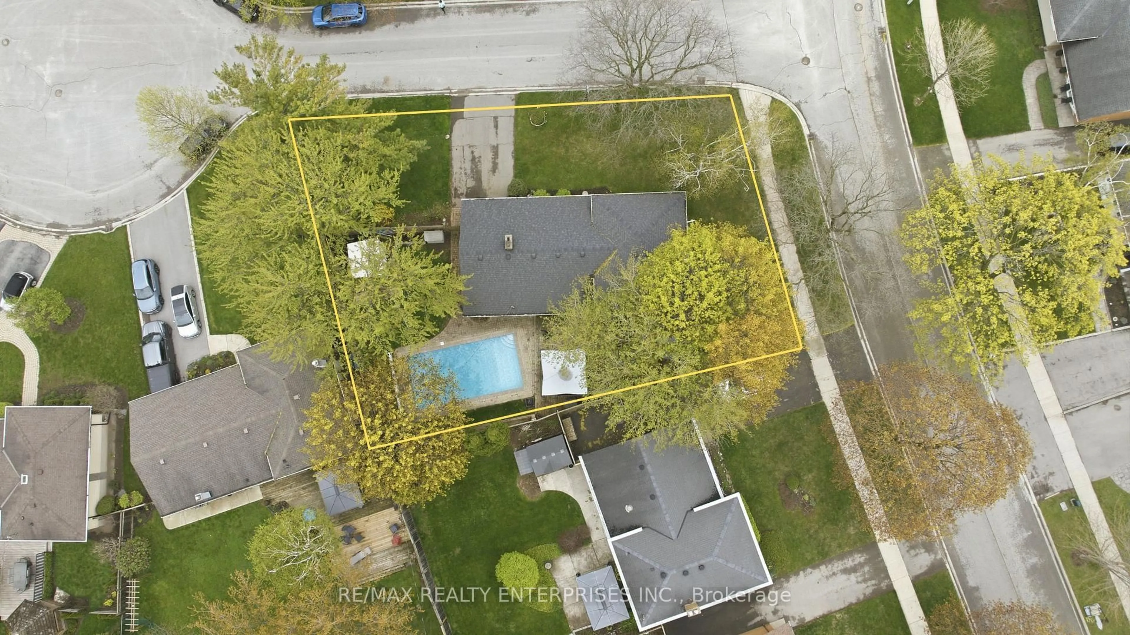 A pic from outside/outdoor area/front of a property/back of a property/a pic from drone, street for 5187 Carousel Crt, Burlington Ontario L7L 3W7