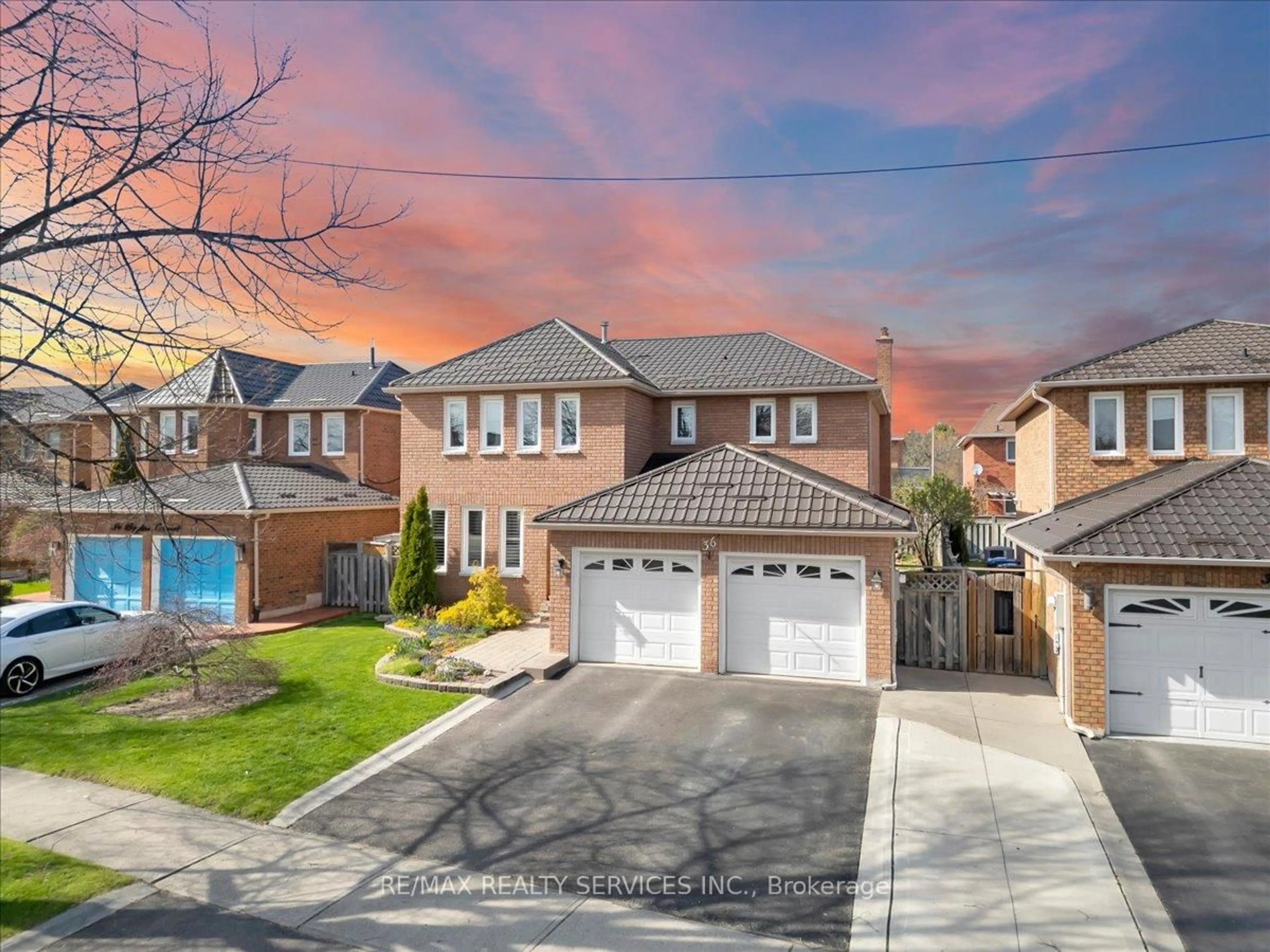 A pic from outside/outdoor area/front of a property/back of a property/a pic from drone, street for 36 Brydon Cres, Brampton Ontario L6X 3H2