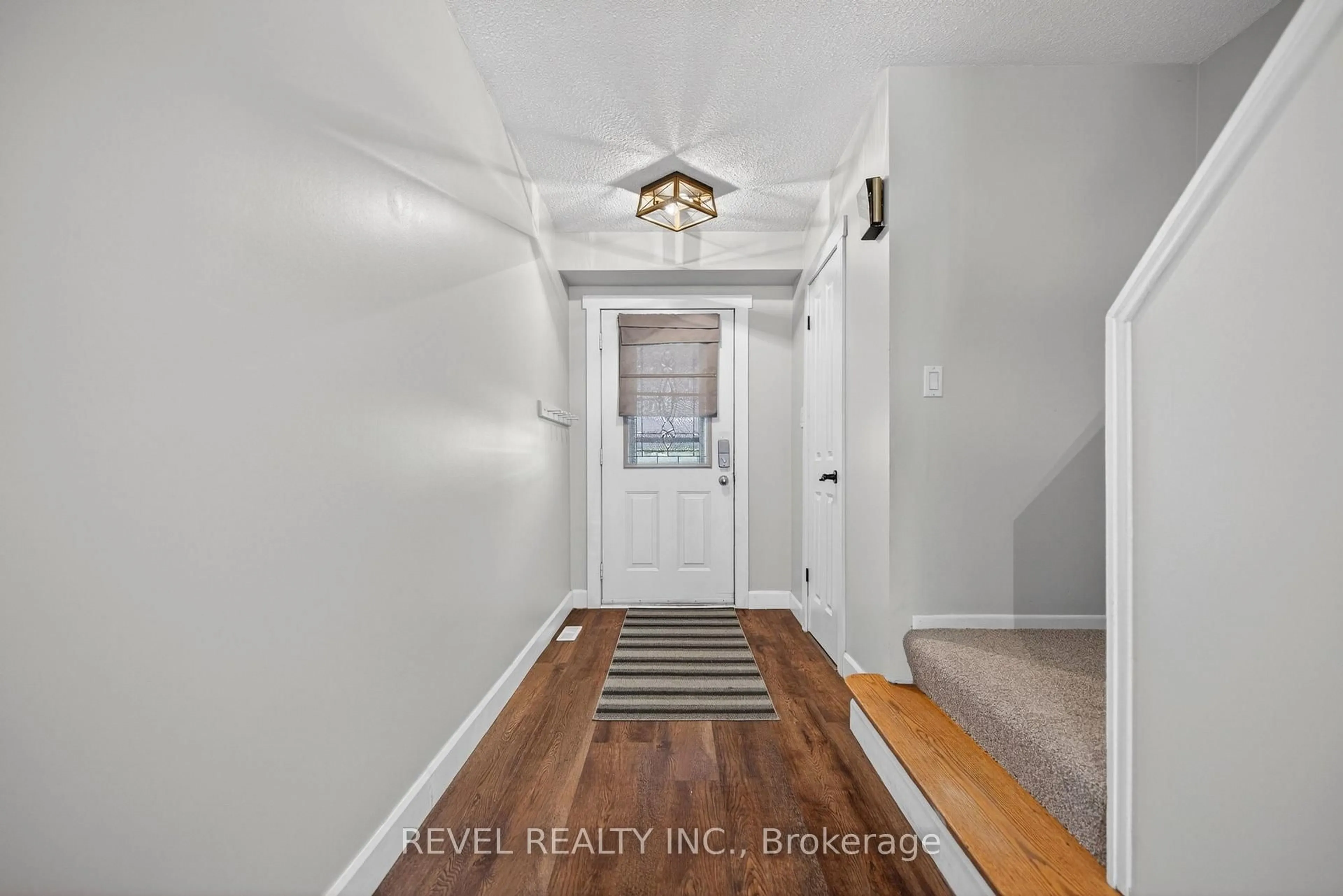 Indoor entryway for 481 Pitfield Rd #22, Milton Ontario L9T 3J5