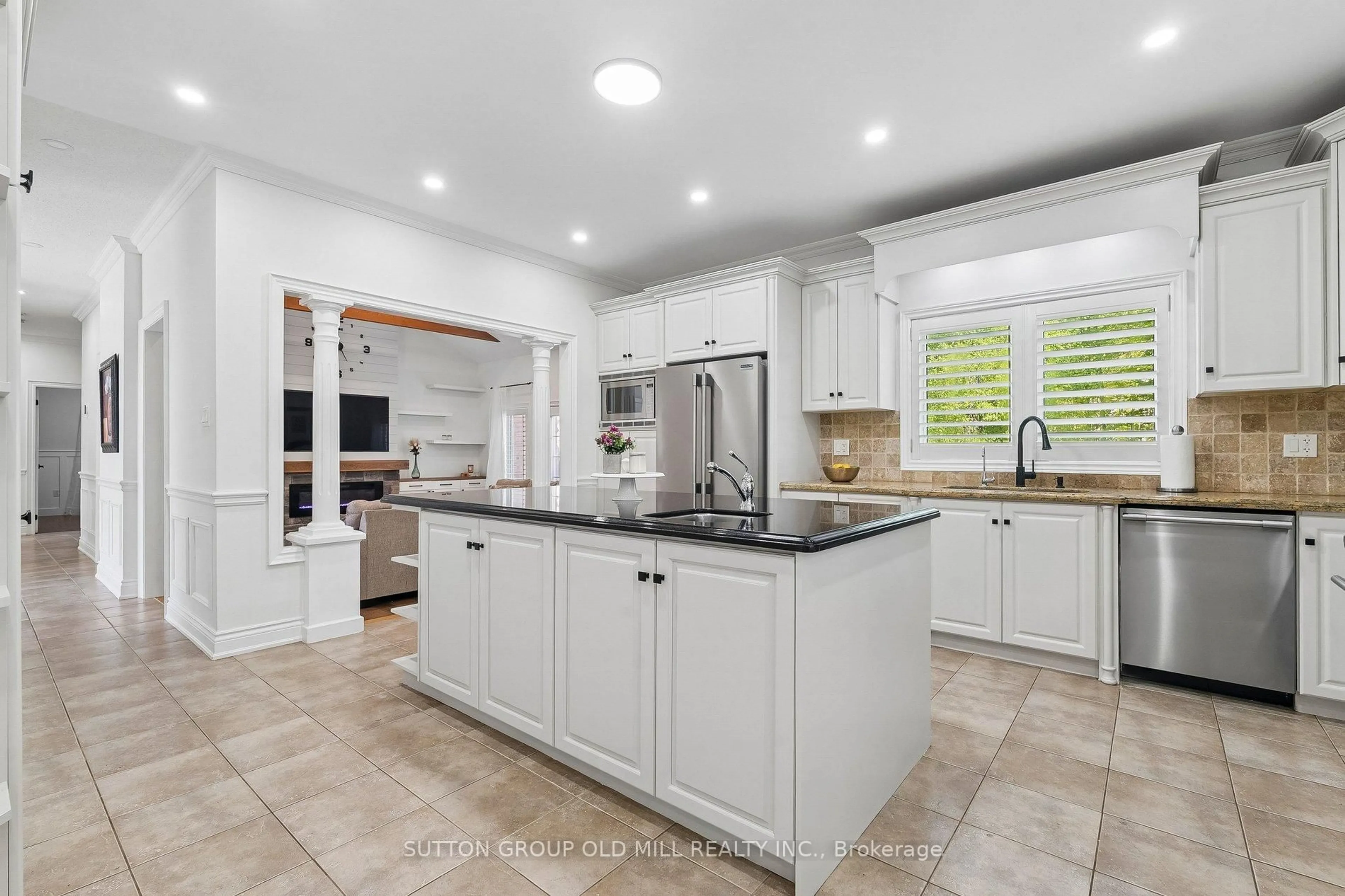 Open concept kitchen, ceramic/tile floor for 7 Rolling Meadow Dr, Caledon Ontario L7K 0N2