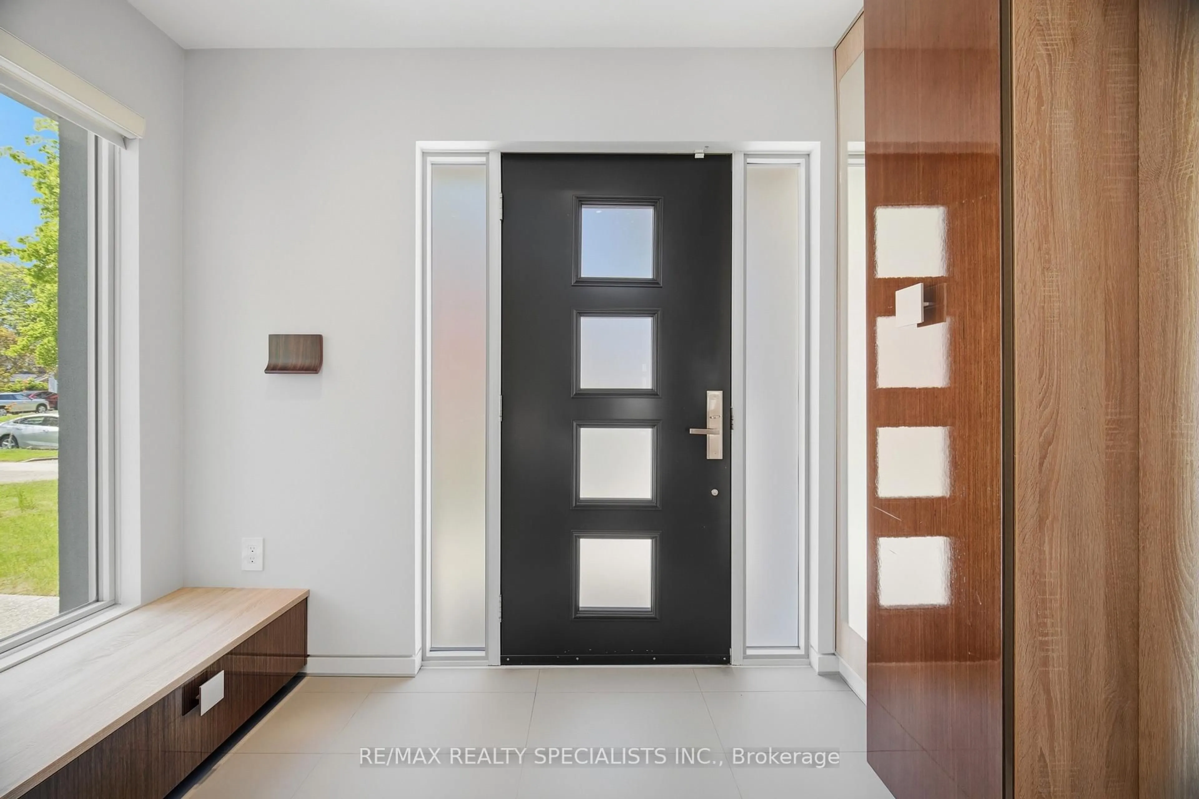 Indoor entryway for 870 Hollowtree Cres, Mississauga Ontario L4Y 2V2