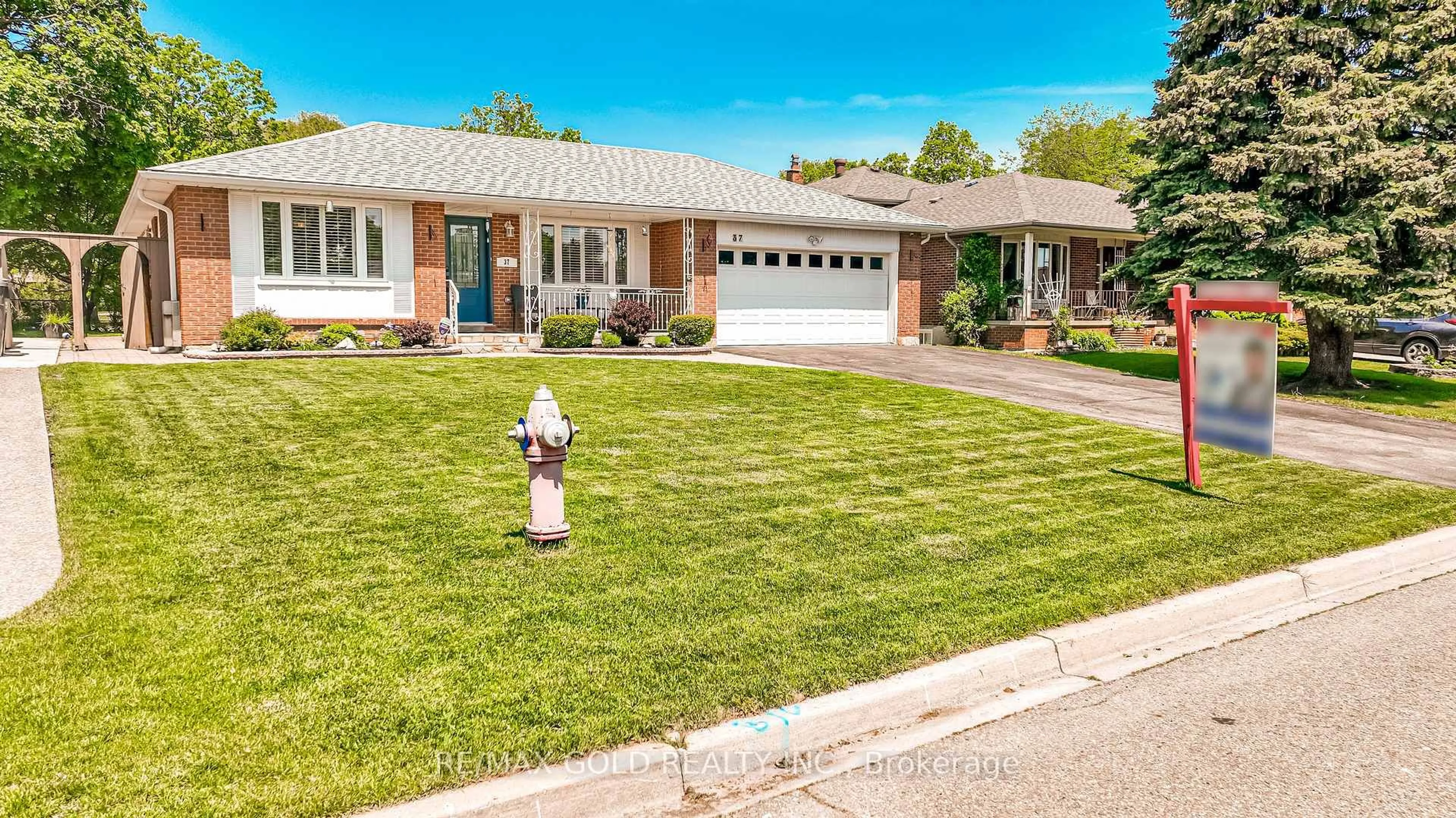 Home with vinyl exterior material, street for 37 Devonshire Dr, Brampton Ontario L6T 3G5