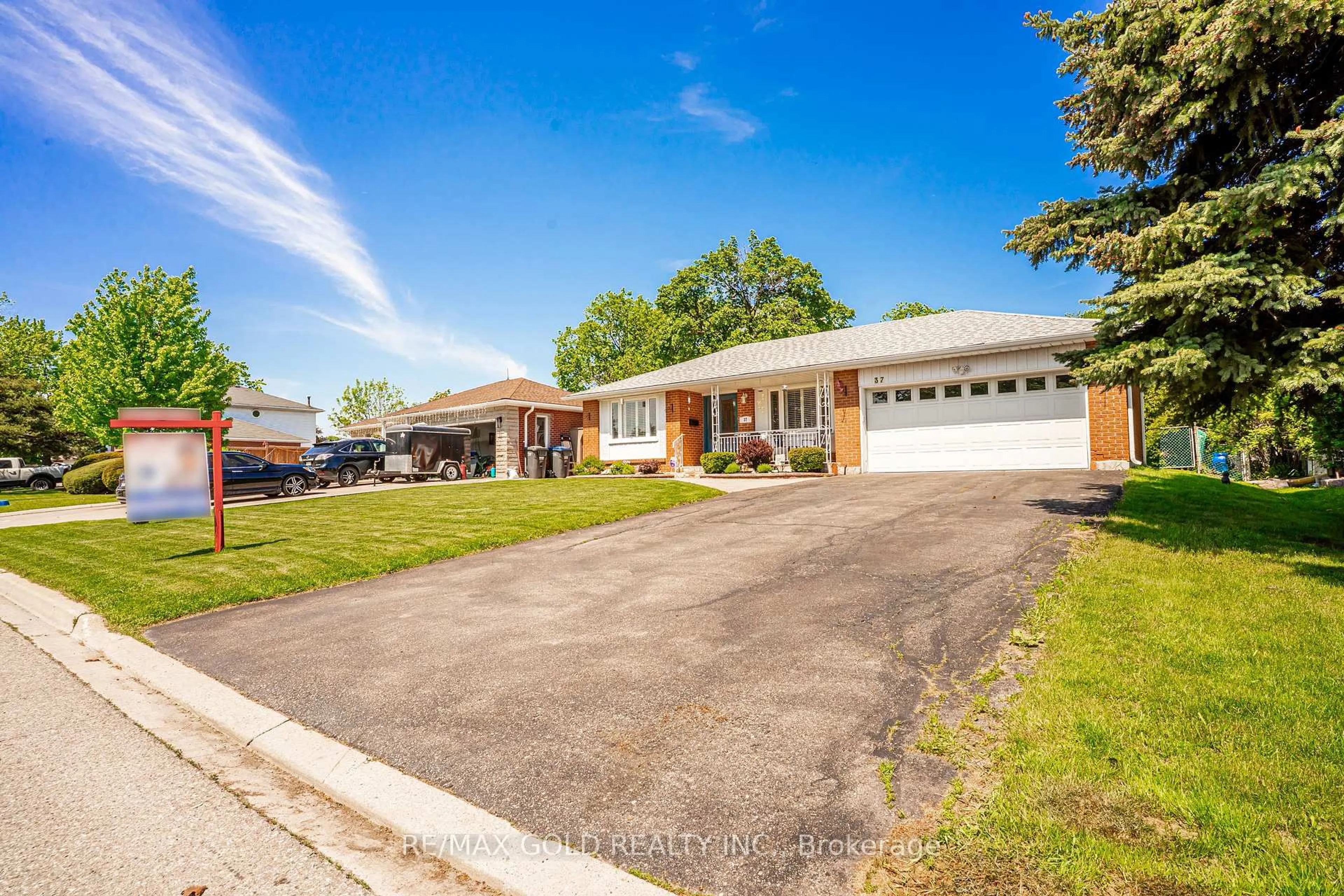 A pic from outside/outdoor area/front of a property/back of a property/a pic from drone, street for 37 Devonshire Dr, Brampton Ontario L6T 3G5
