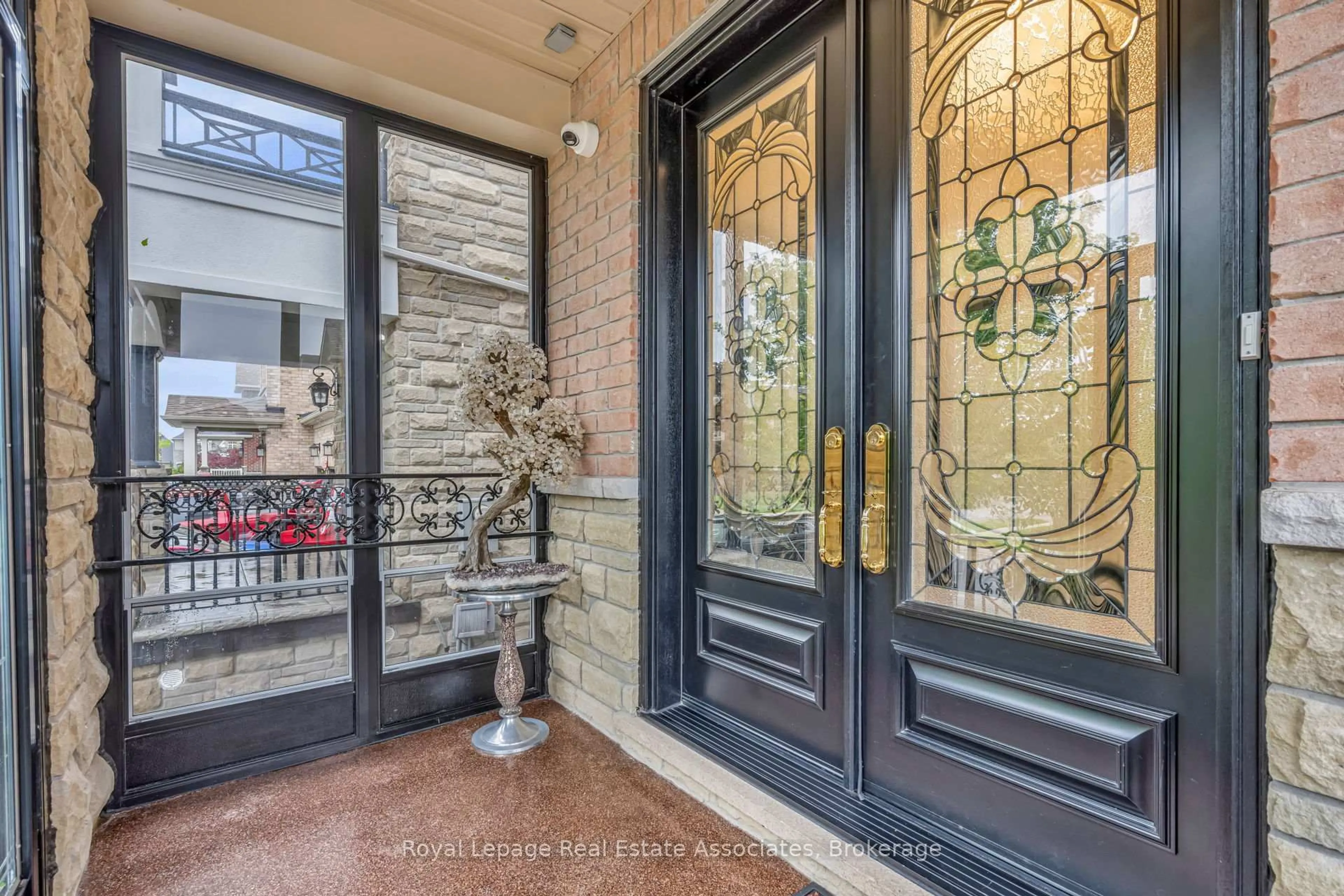 Indoor entryway for 26 Silver Pond Dr, Halton Hills Ontario L7G 0G6