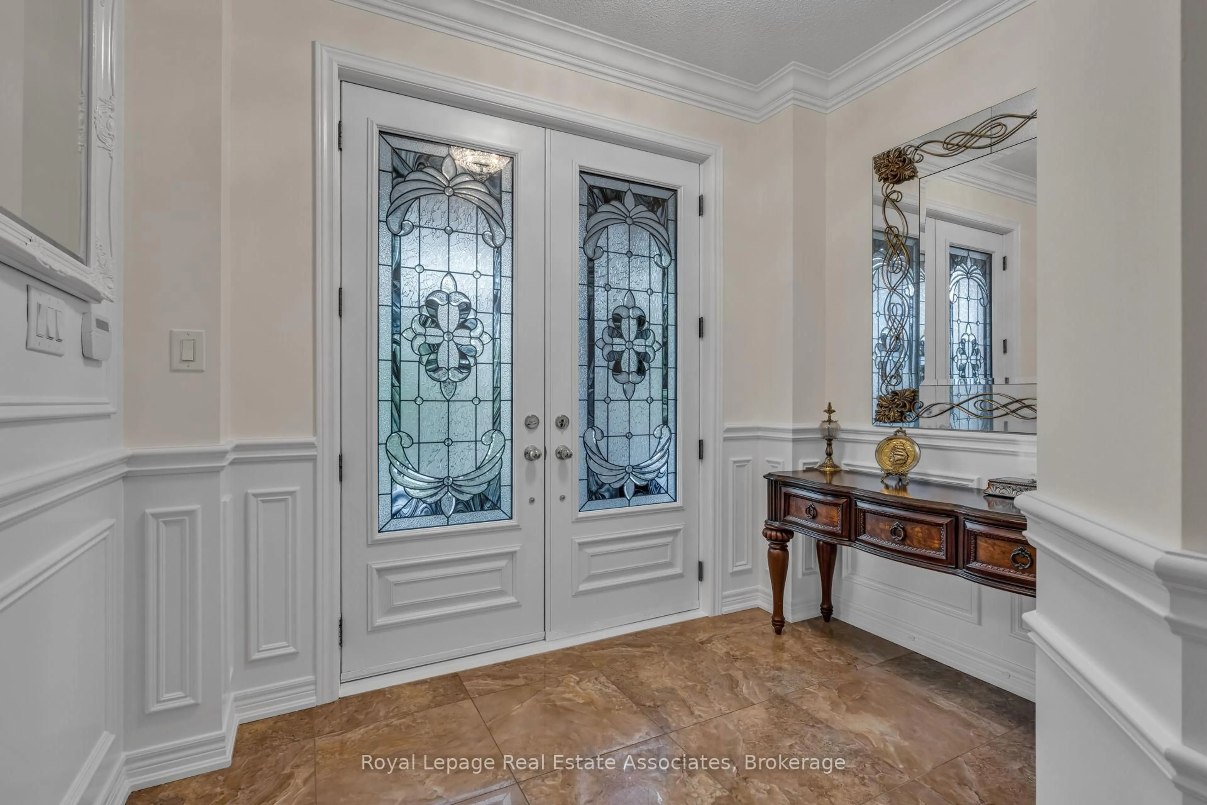 Indoor entryway for 26 Silver Pond Dr, Halton Hills Ontario L7G 0G6