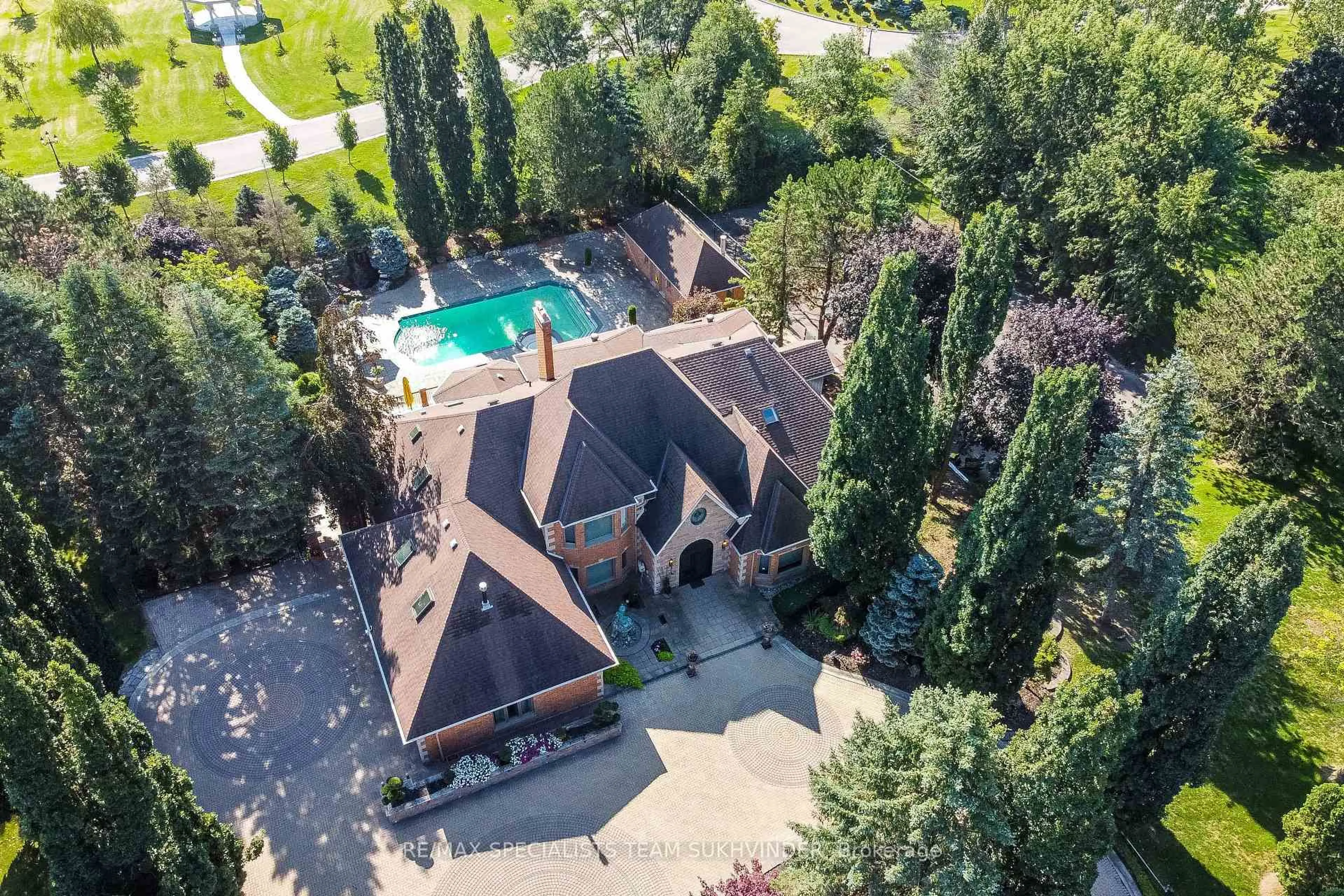 A pic from outside/outdoor area/front of a property/back of a property/a pic from drone, street for 12 Edgeforest Dr, Brampton Ontario L6P 0E1