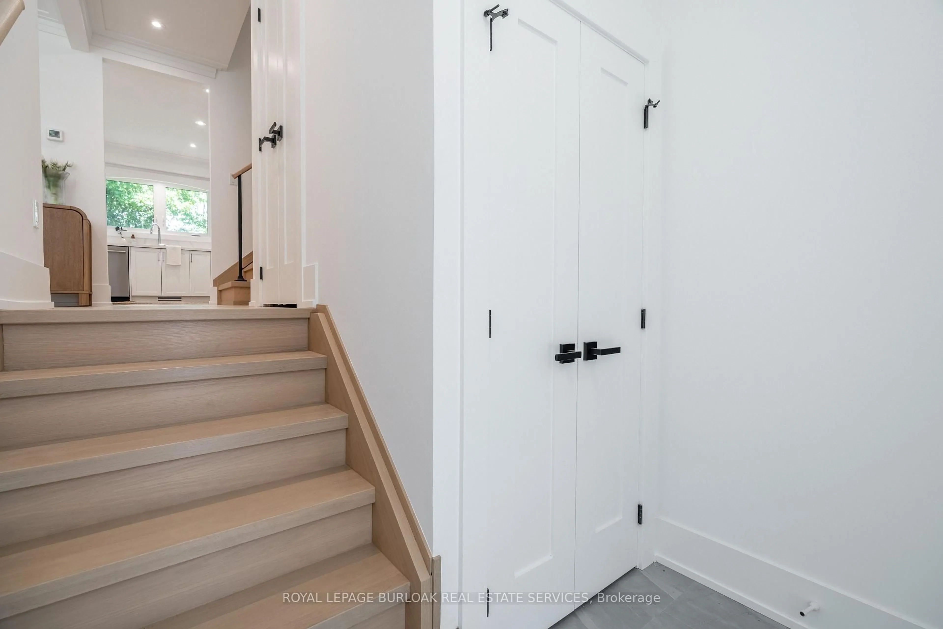 Indoor entryway for 1379 Christina Crt, Burlington Ontario L7P 2V8