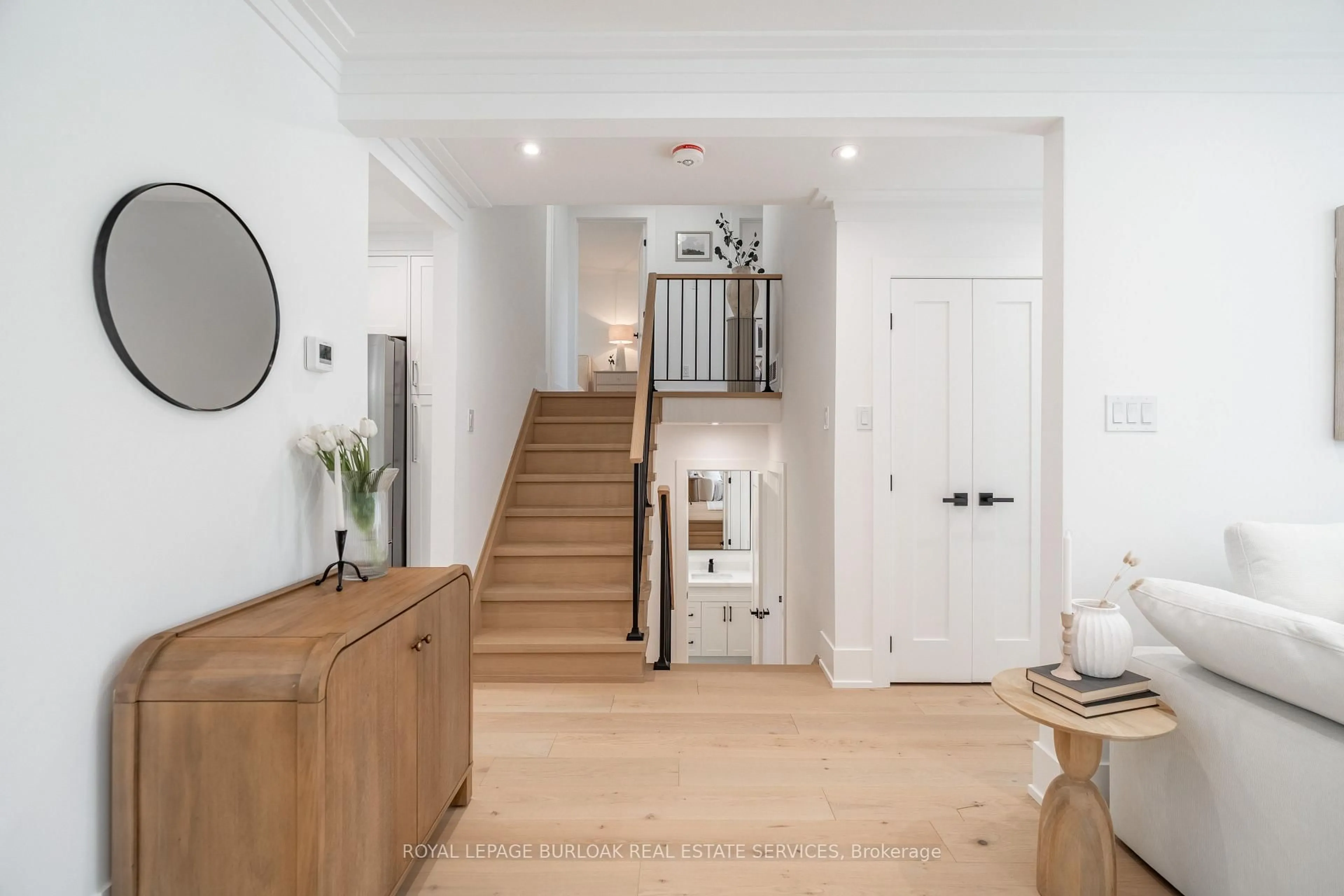 Indoor entryway for 1379 Christina Crt, Burlington Ontario L7P 2V8