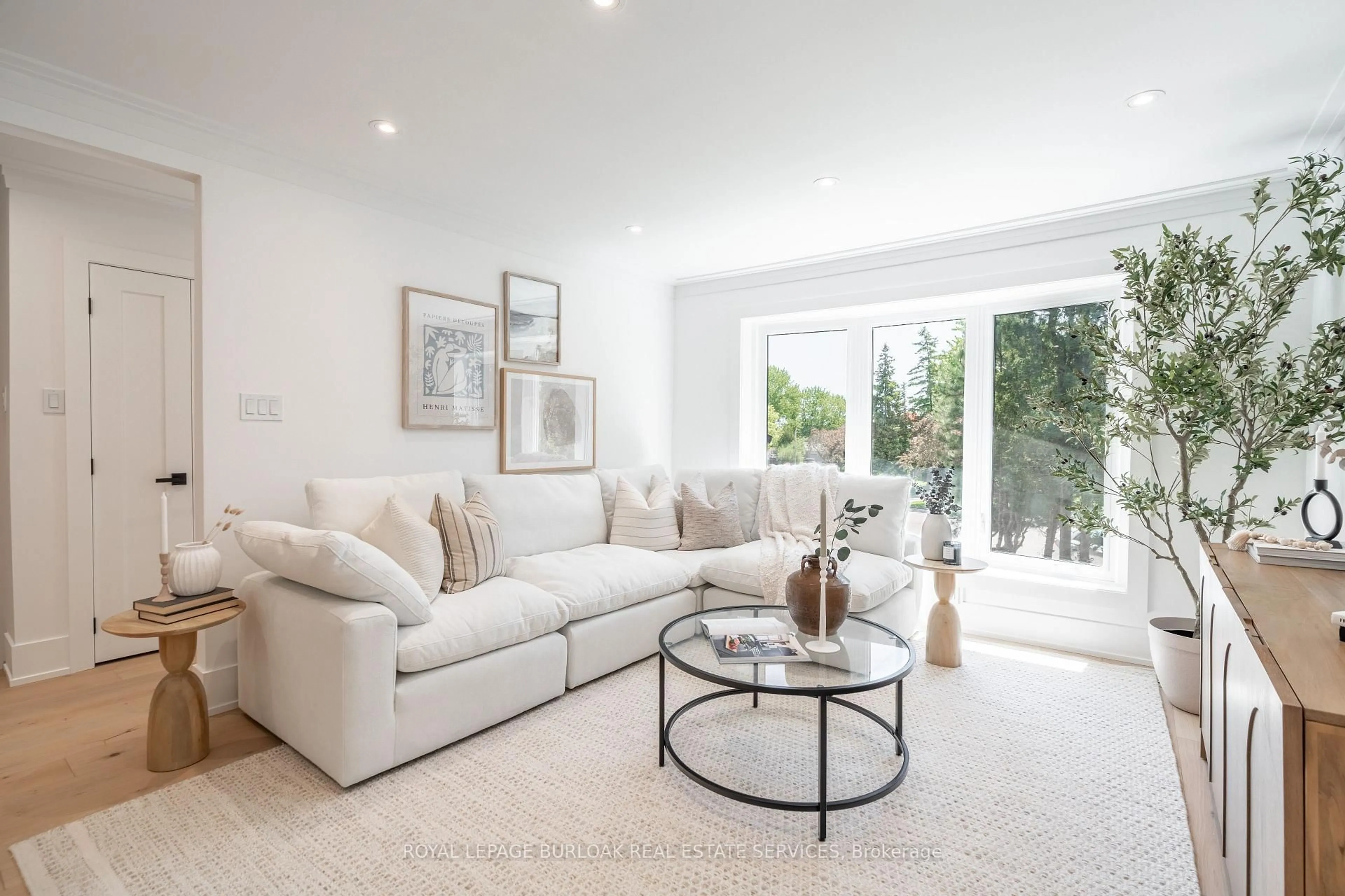 Living room with furniture, unknown for 1379 Christina Crt, Burlington Ontario L7P 2V8