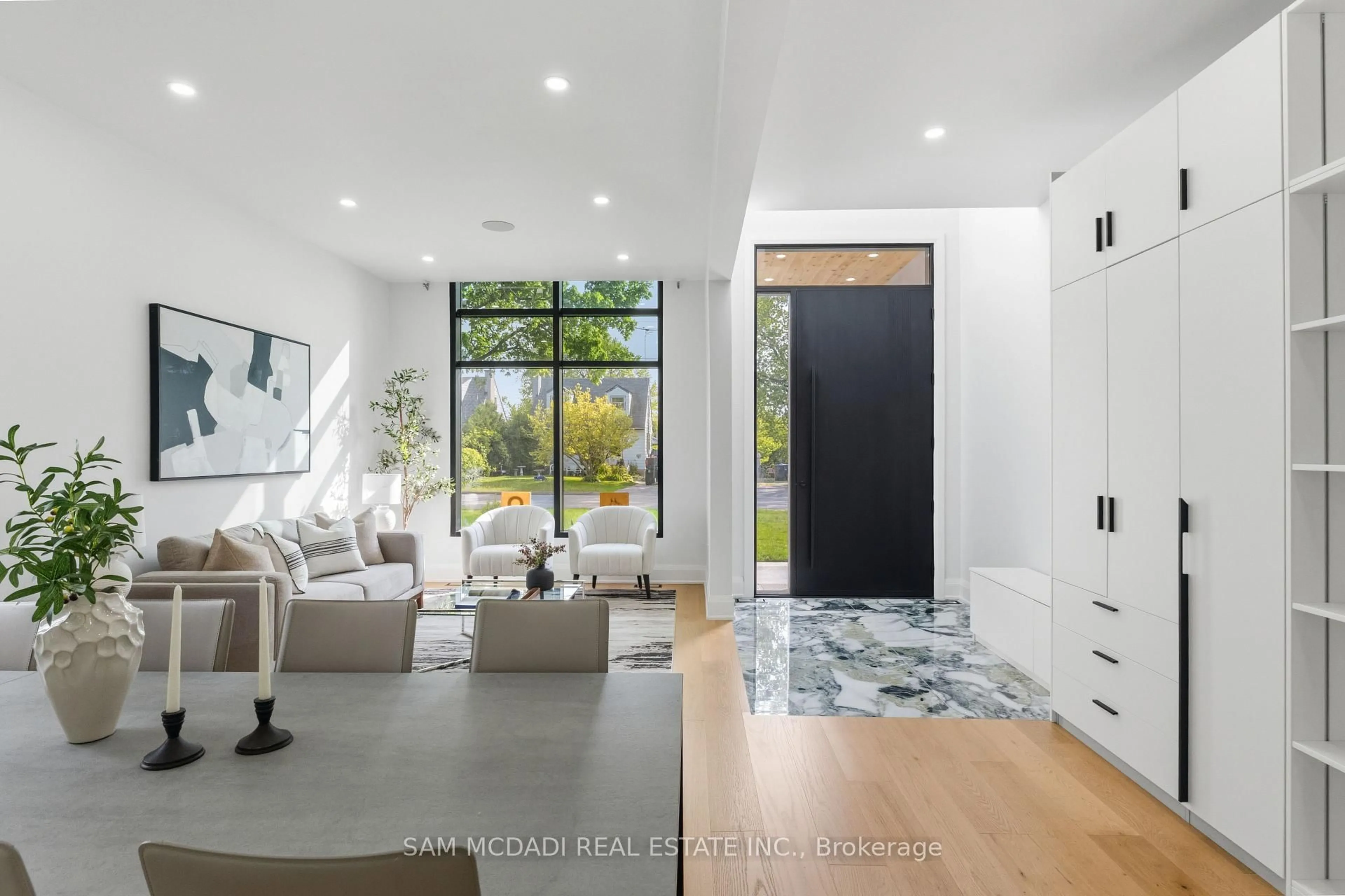 Indoor entryway for 9 Earl St, Mississauga Ontario L5M 1N6