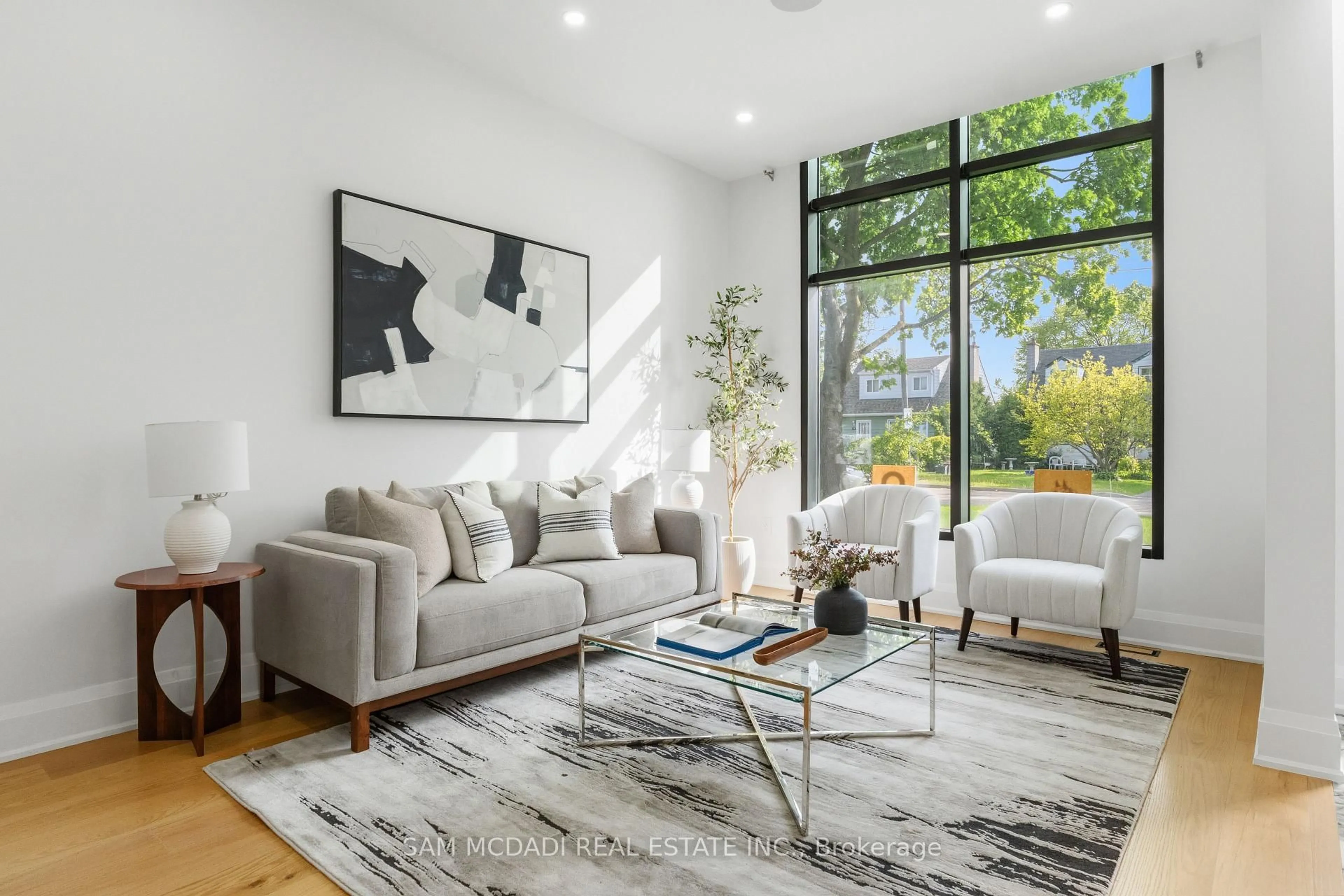 Living room with furniture, unknown for 9 Earl St, Mississauga Ontario L5M 1N6