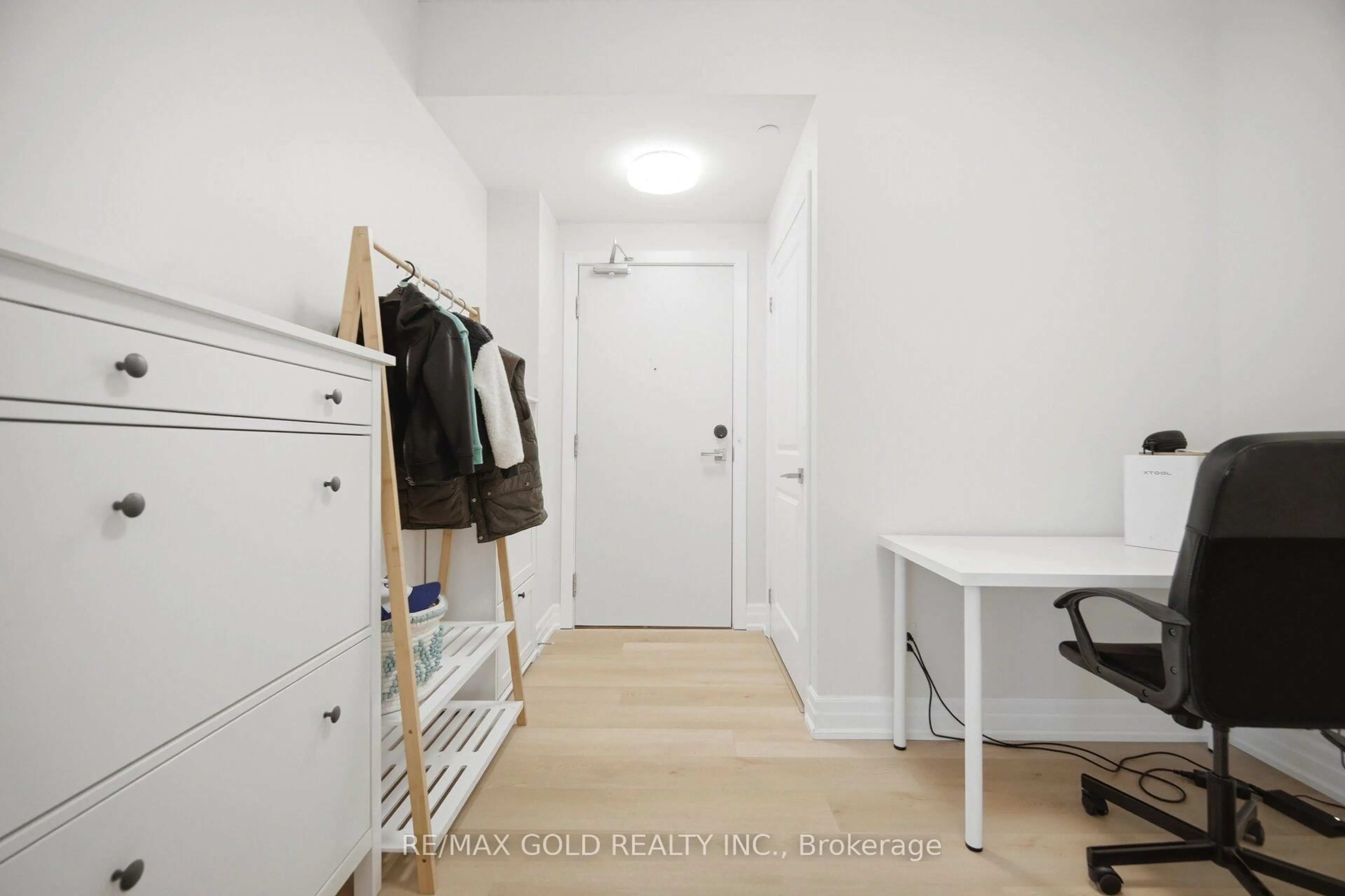 Indoor entryway for 4011 Brickstone Mews #1807, Mississauga Ontario L5B 0J7