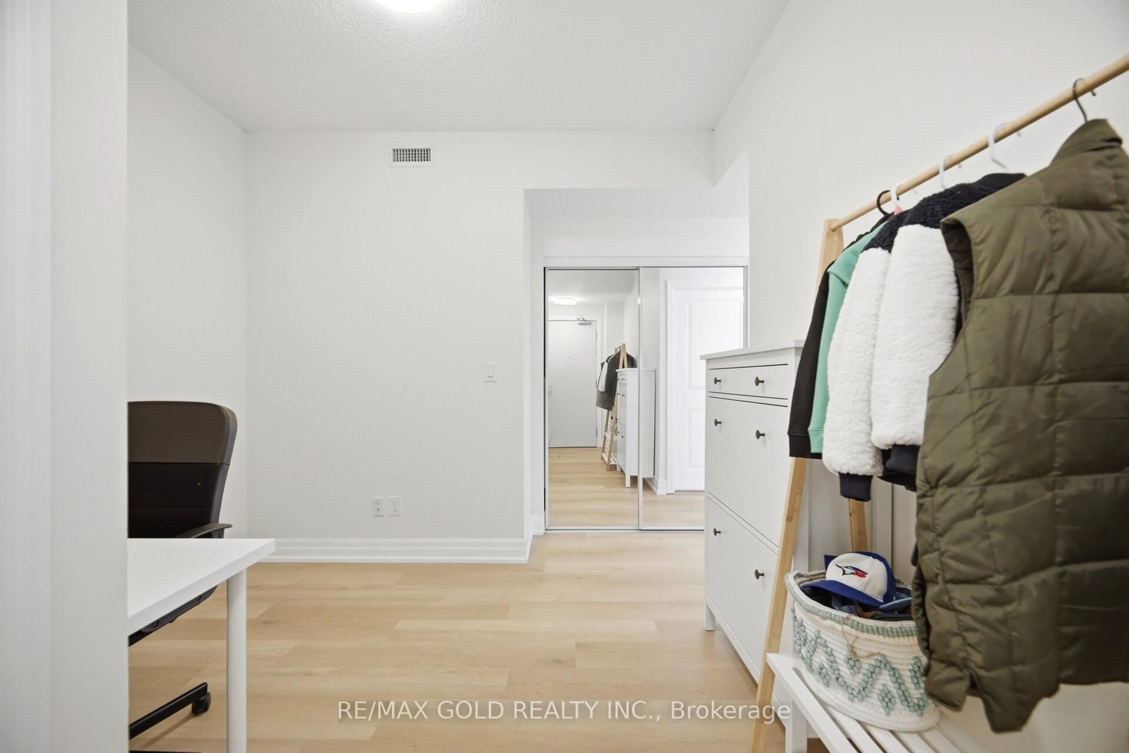 A pic of a room for 4011 Brickstone Mews #1807, Mississauga Ontario L5B 0J7
