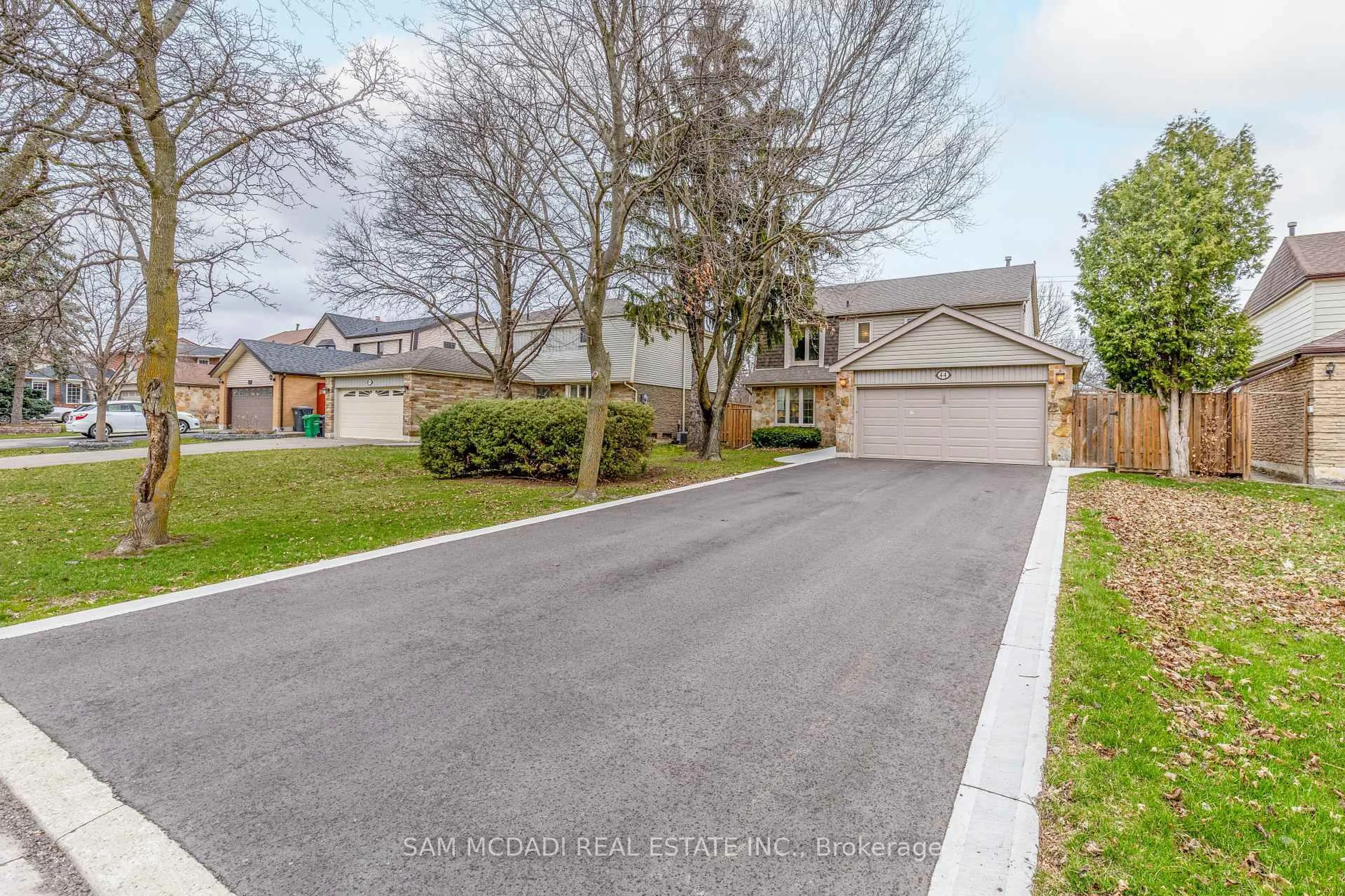 A pic from outside/outdoor area/front of a property/back of a property/a pic from drone, street for 44 Madrid Cres, Brampton Ontario L6S 2X4