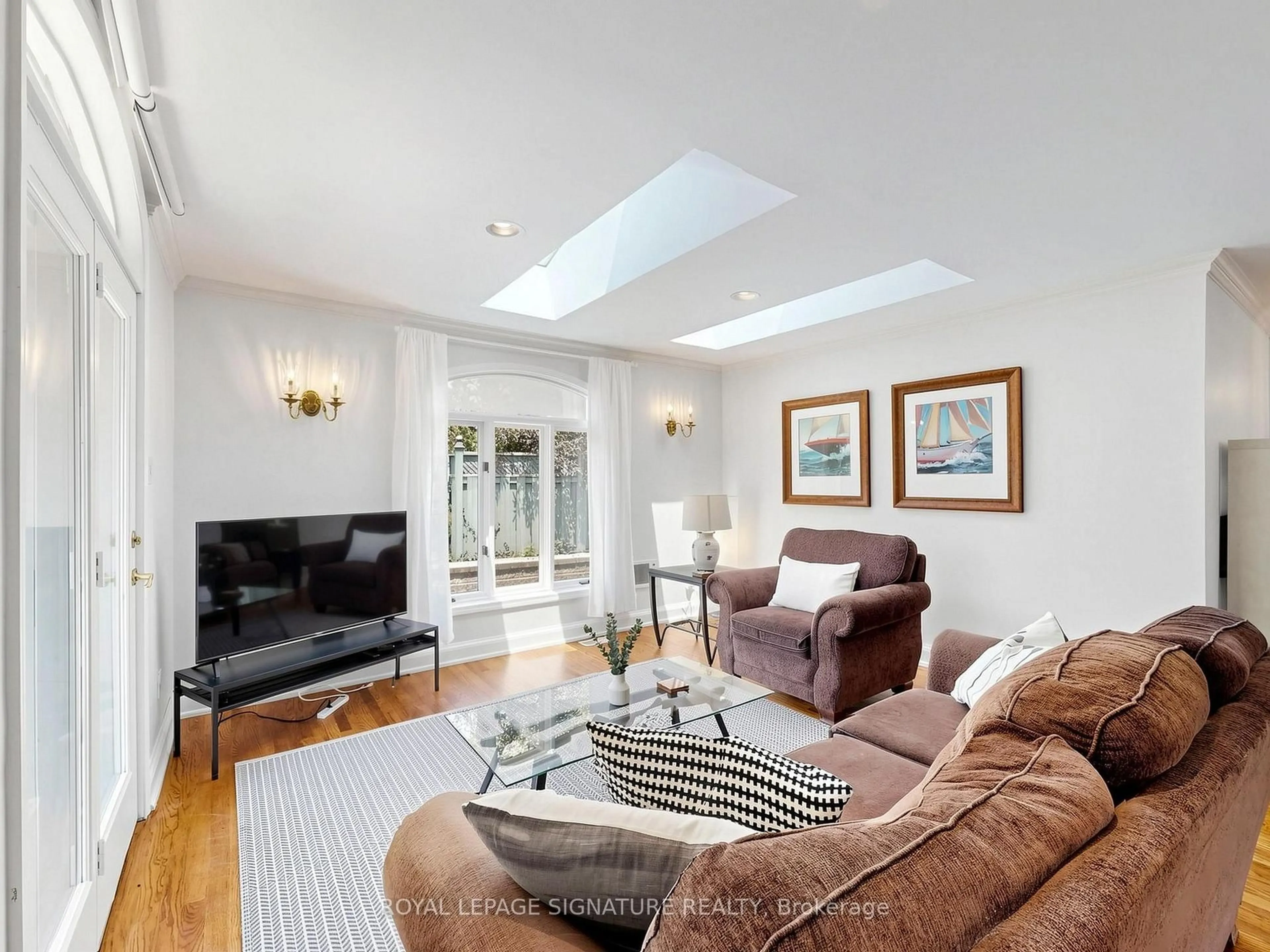 Living room with furniture, unknown for 2094 Water's Edge Dr, Oakville Ontario L6L 1A4