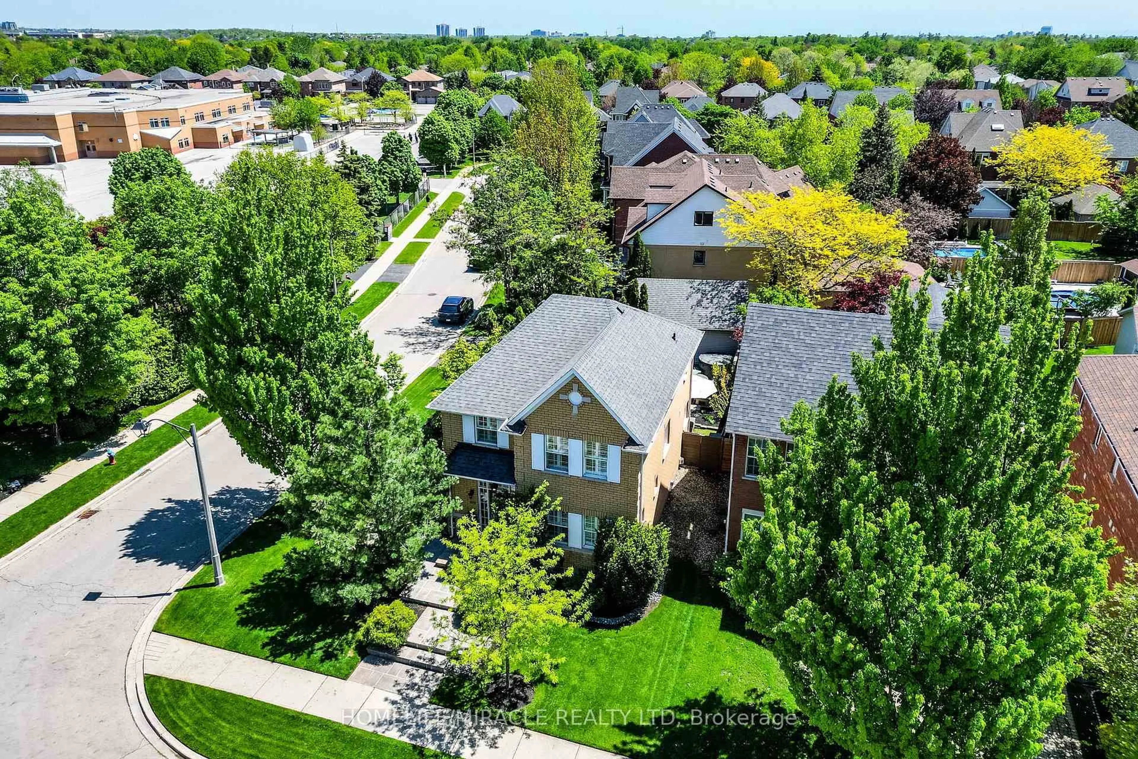 A pic from outside/outdoor area/front of a property/back of a property/a pic from drone, street for 464 Ambleside Dr, Oakville Ontario L6H 6N7