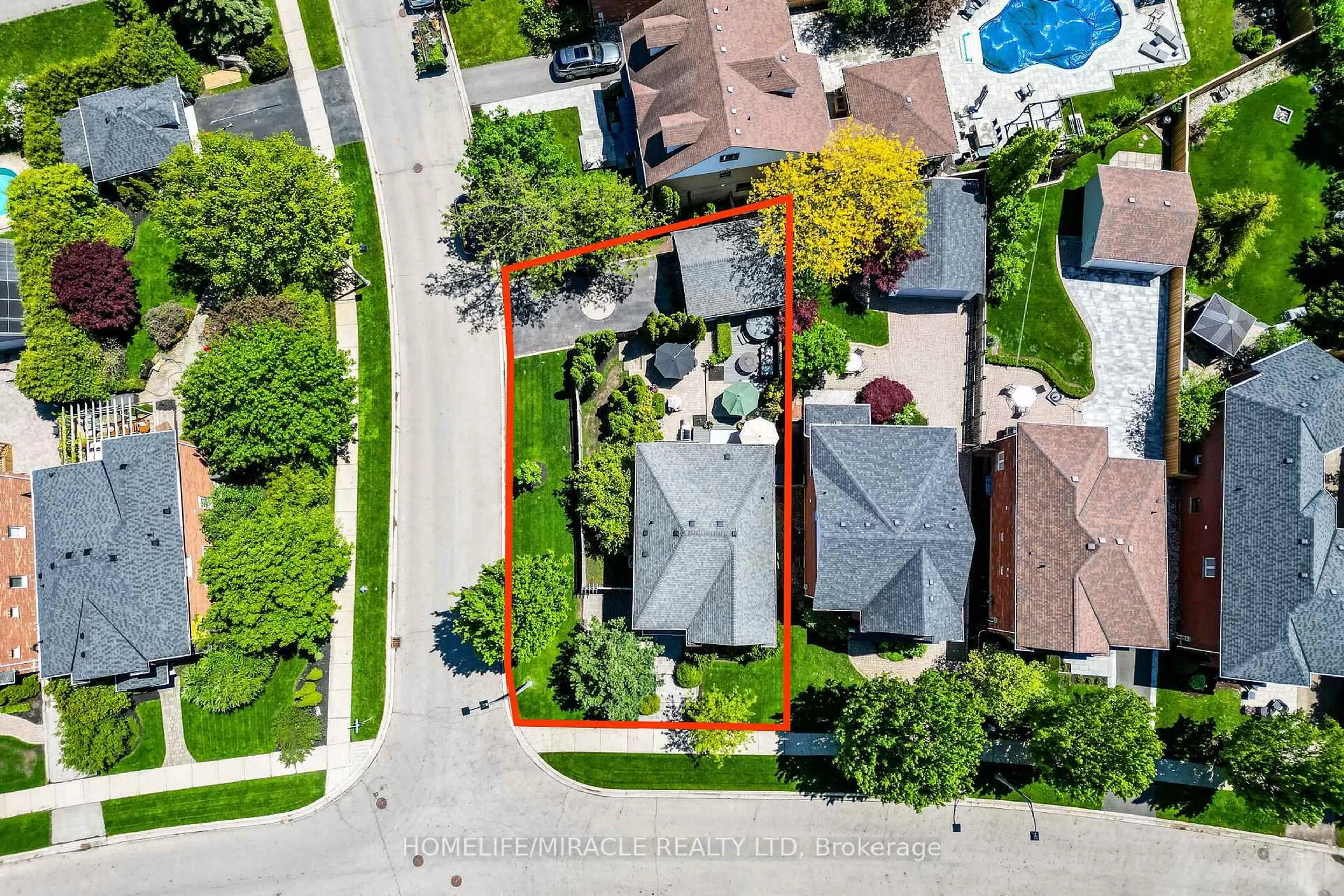 A pic from outside/outdoor area/front of a property/back of a property/a pic from drone, street for 464 Ambleside Dr, Oakville Ontario L6H 6N7