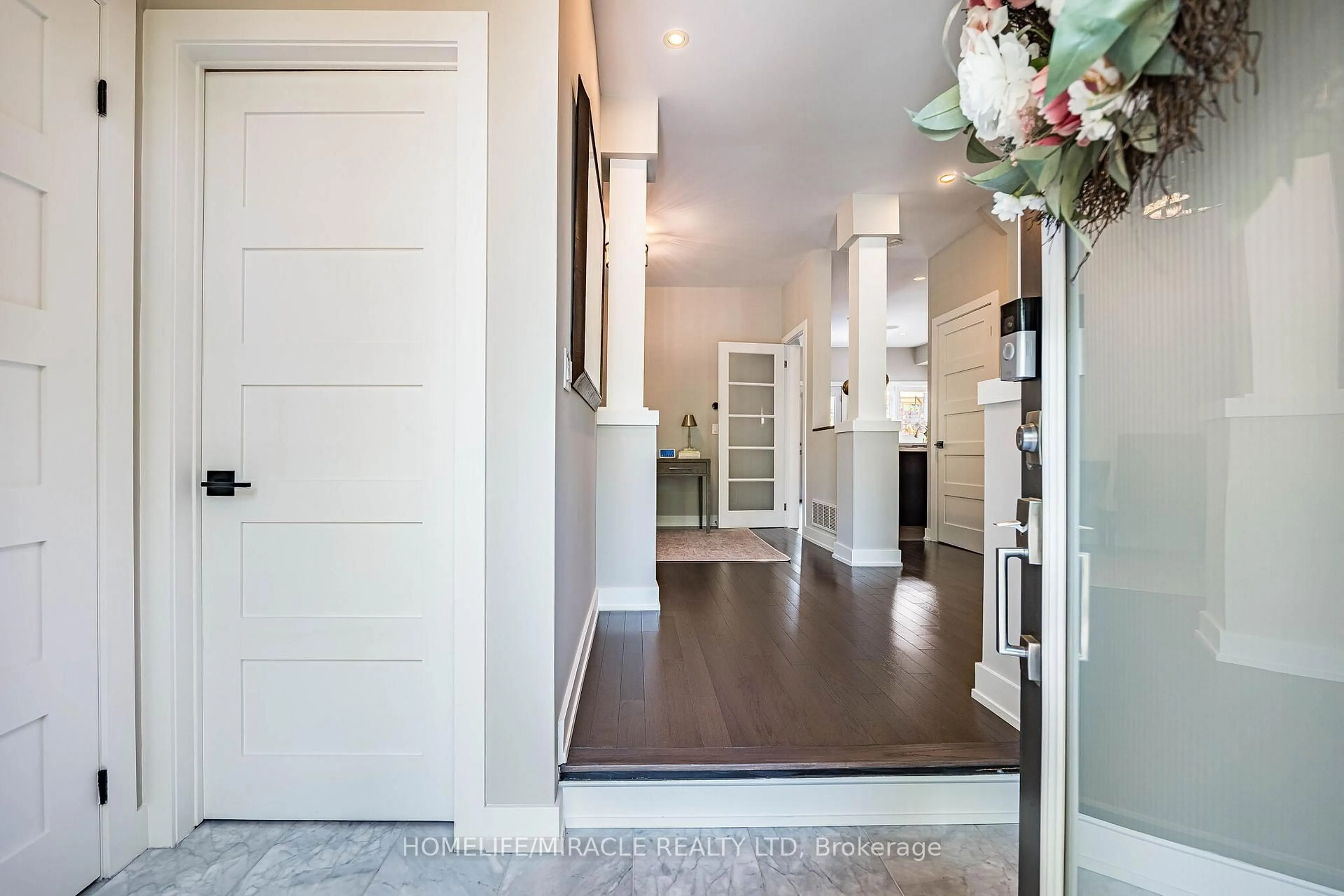 Indoor entryway for 464 Ambleside Dr, Oakville Ontario L6H 6N7