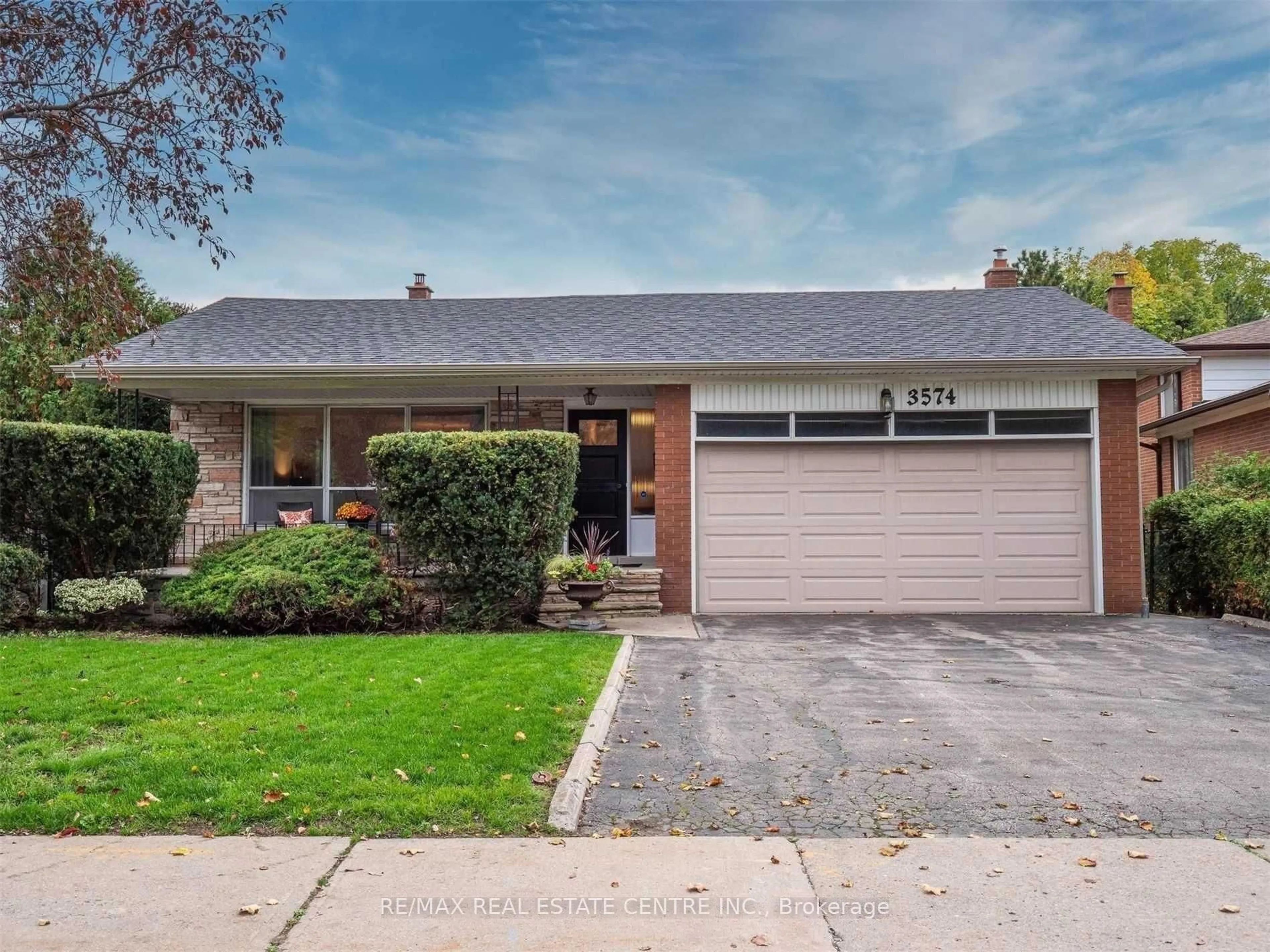 Home with brick exterior material, street for 3574 Golden Orchard Dr, Mississauga Ontario L4Y 3H8
